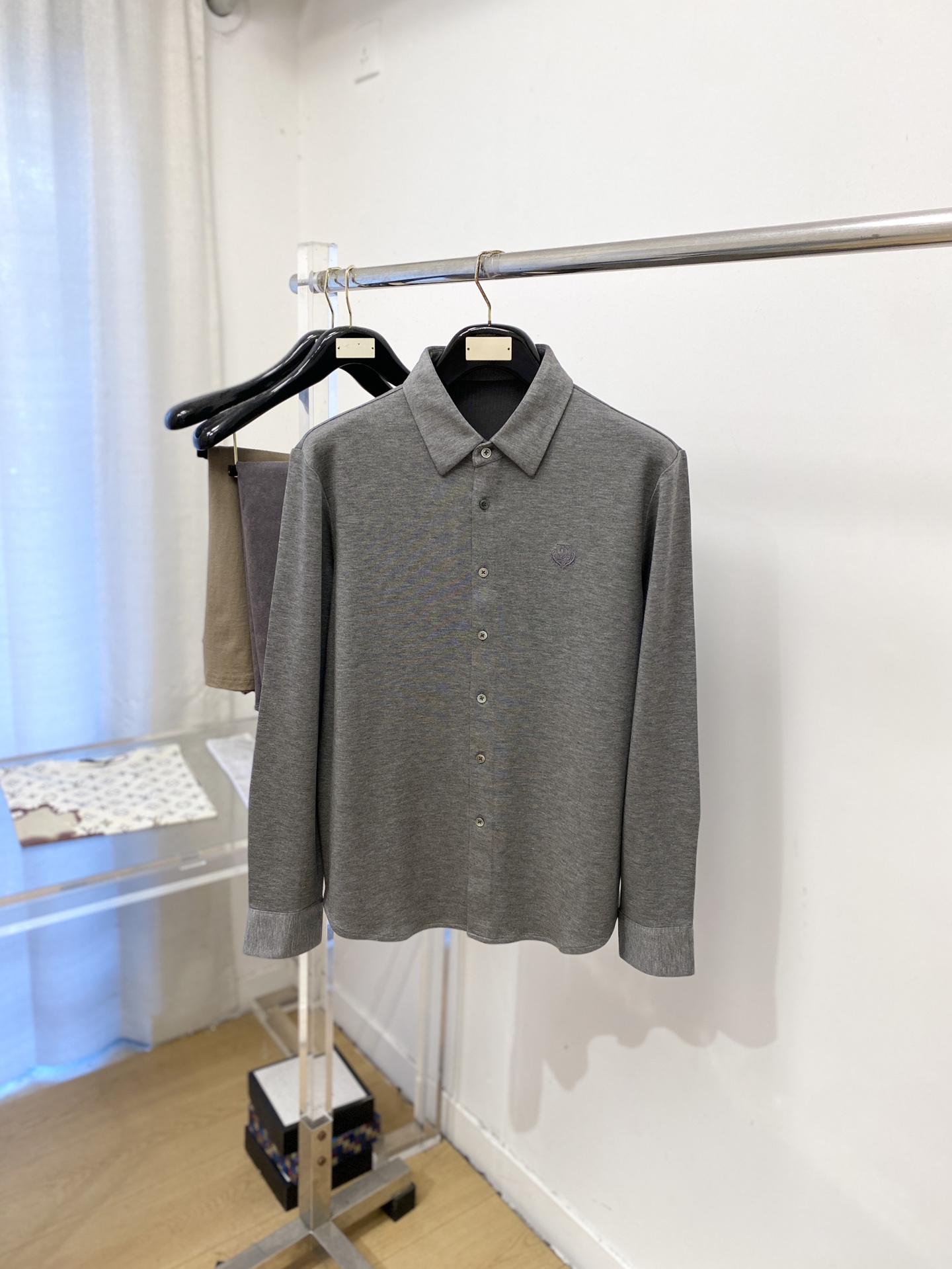 Loro Piana、2026新品衬衫外套，时尚帅气，简约百搭款，胸前精致刺绣图案logo，定制原版面料，不仅挺括，保持