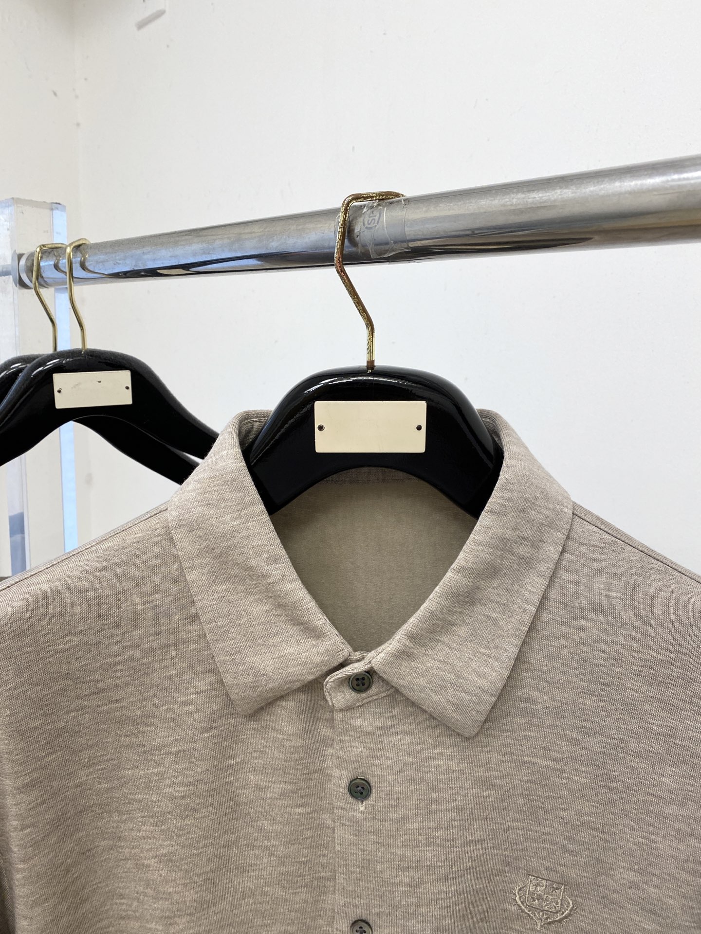 Loro Piana、2026新品衬衫外套，时尚帅气，简约百搭款，胸前精致刺绣图案logo，定制原版面料，不仅挺括，保持