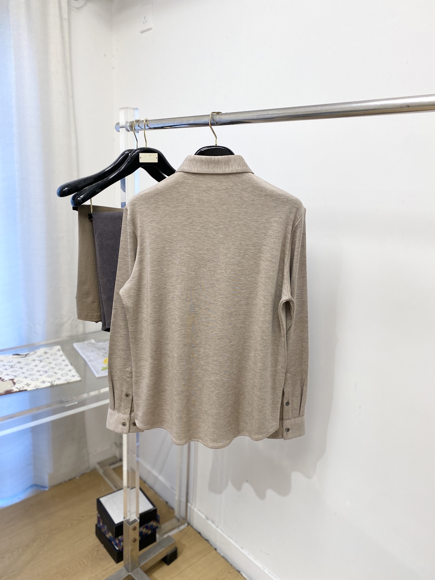 Loro Piana、2026新品衬衫外套，时尚帅气，简约百搭款，胸前精致刺绣图案logo，定制原版面料，不仅挺括，保持