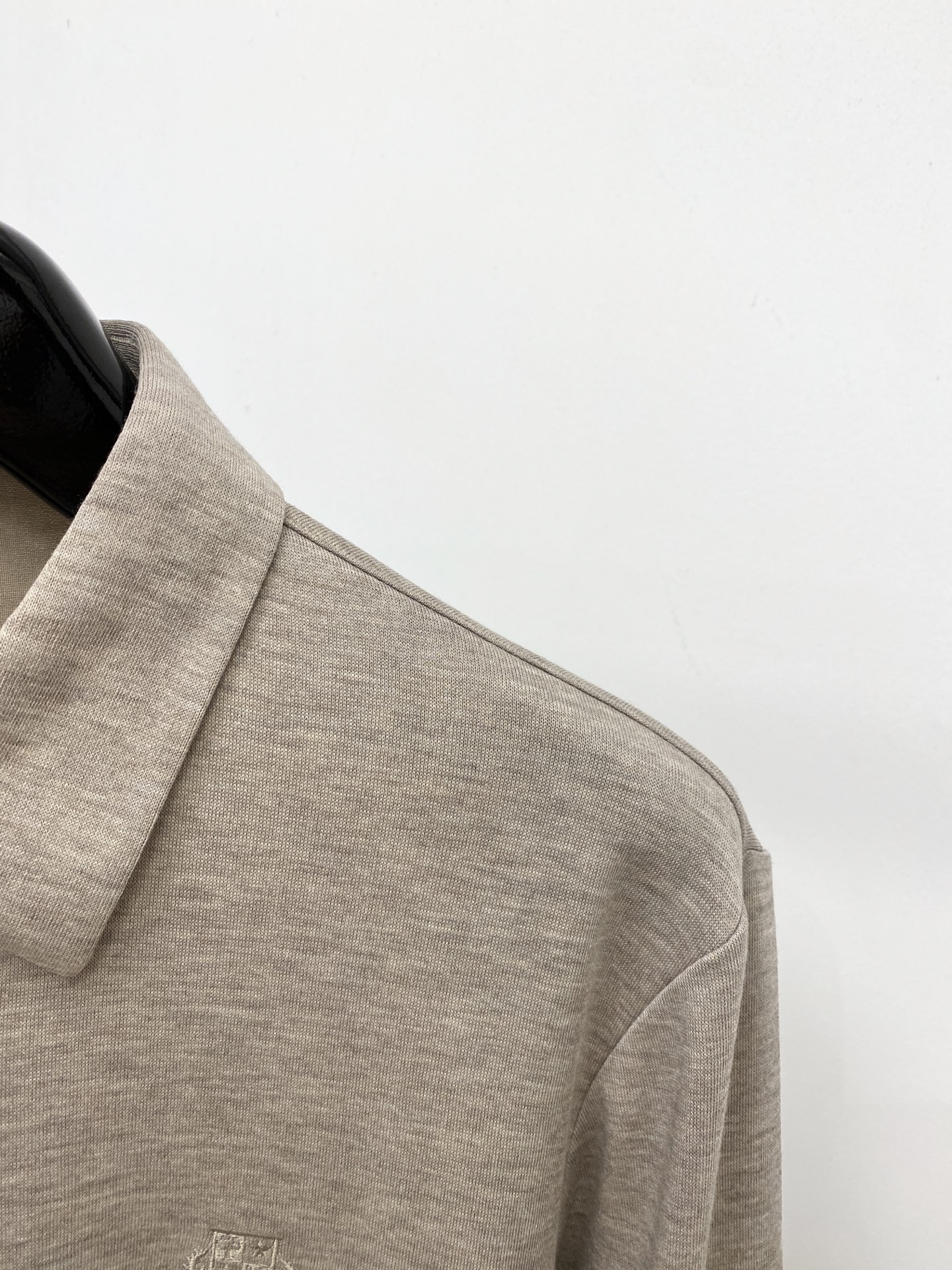 Loro Piana、2026新品衬衫外套，时尚帅气，简约百搭款，胸前精致刺绣图案logo，定制原版面料，不仅挺括，保持