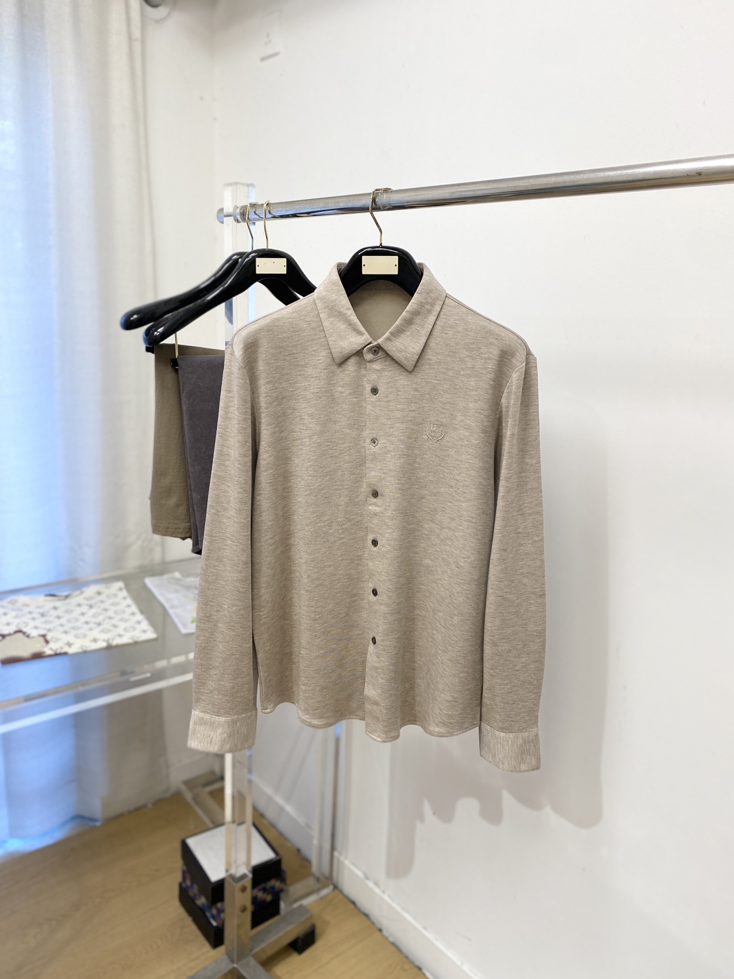 Loro Piana、2026新品衬衫外套，时尚帅气，简约百搭款，胸前精致刺绣图案logo，定制原版面料，不仅挺括，保持