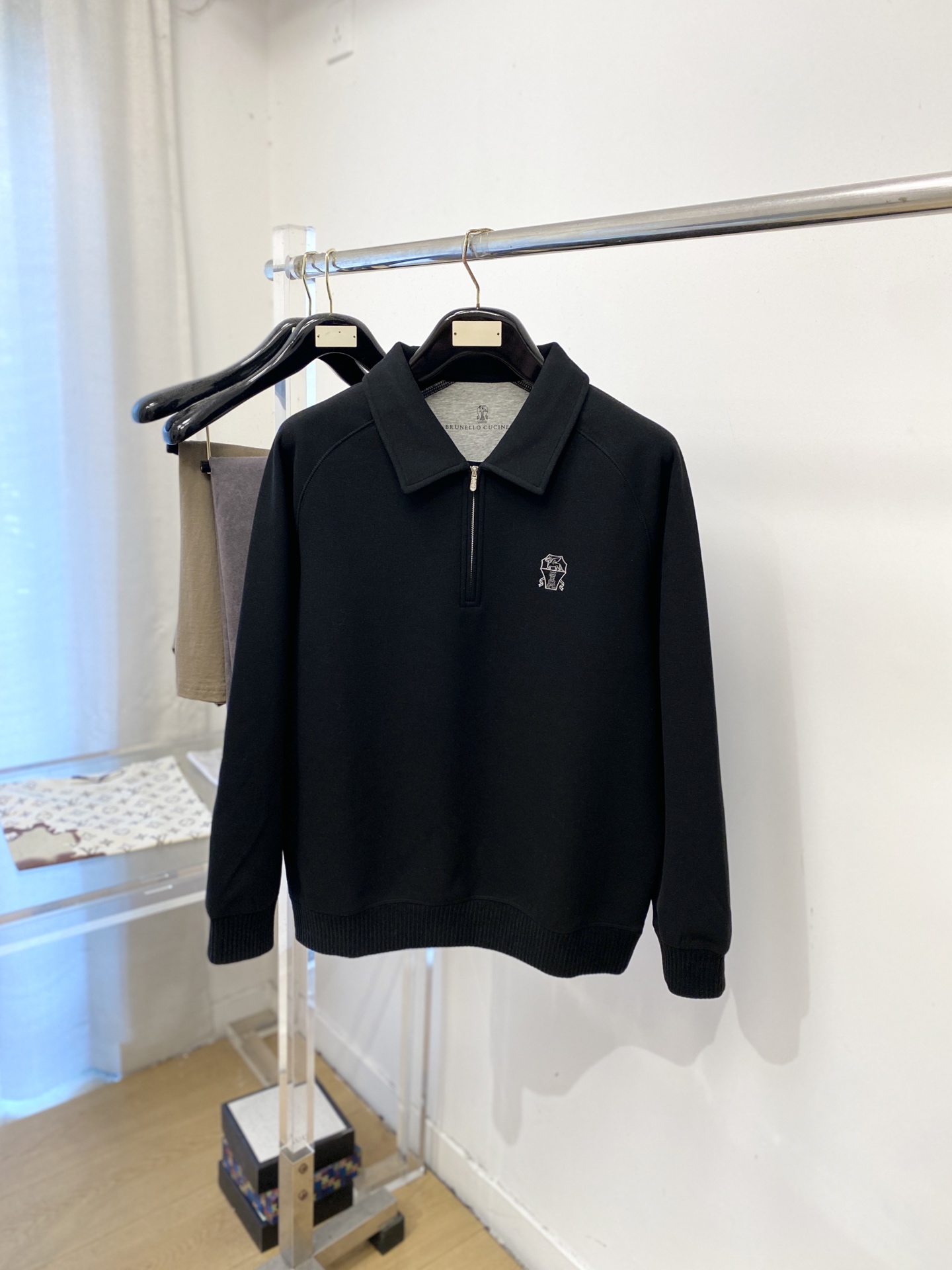 Brunello Cucinelli、2026新品长袖卫衣,时尚帅气,简约百搭款,胸前精致刺绣图案logo,定制原版面料 Brunello Cucinelli、2026新品长袖卫衣,时尚帅气,简约百搭款,胸前精致刺绣图案logo,定制原版面料