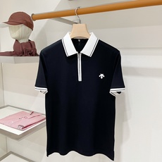 DESCENTE迪桑特、2026新品短袖T恤,帅气时尚,胸前顶级印胶图案logo,简约百搭款。面料棉 不仅挺括,保持潮流 DESCENTE迪桑特、2026新品短袖T恤,帅气时尚,胸前顶级印胶图案logo,简约百搭款。面料棉 不仅挺括,保持潮流
