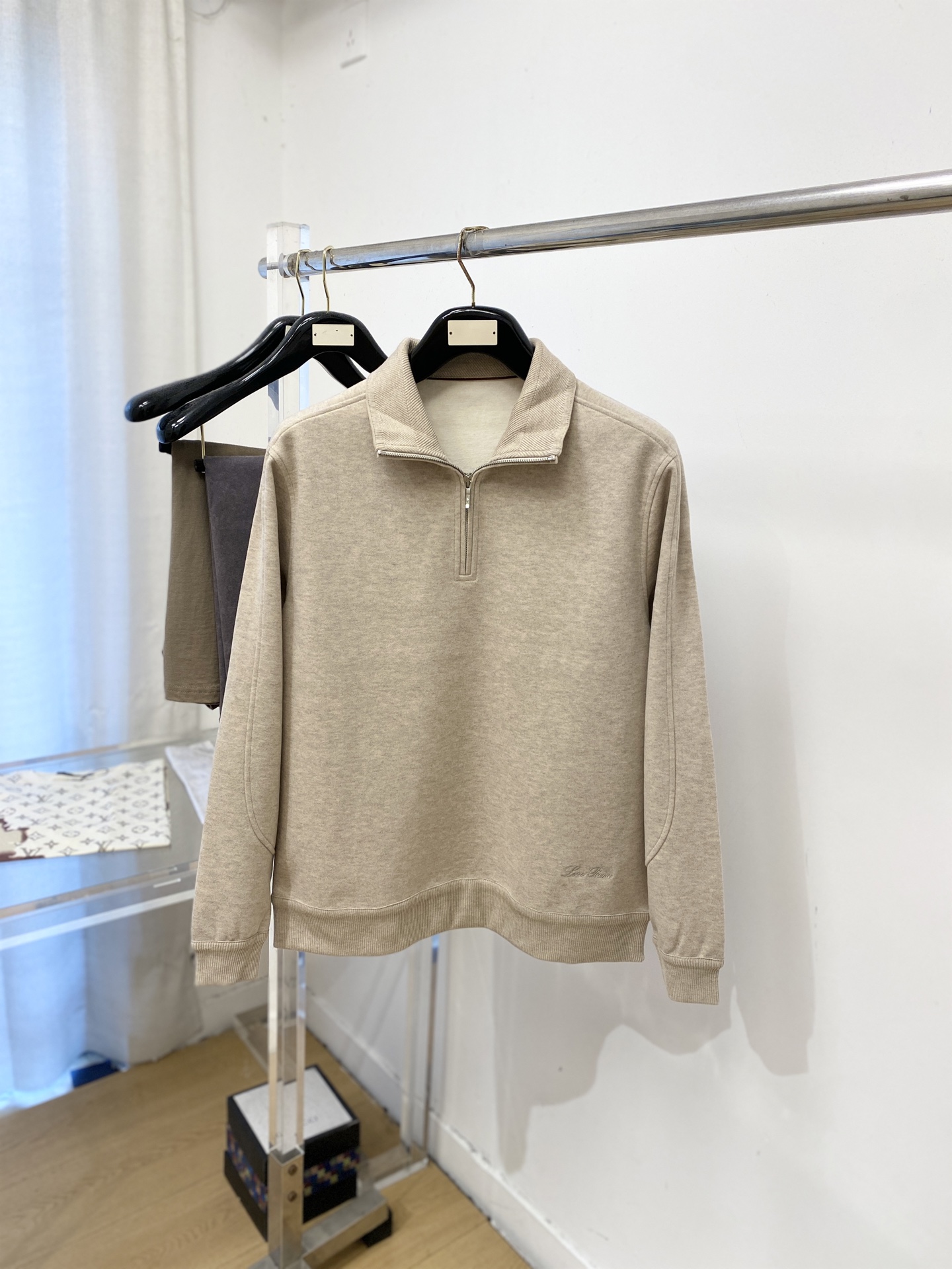 Loro Piana、2026新品卫衣,时尚帅气,简约百搭款,衣下精致刺绣字母logo,定制原版面料,不仅挺括,保持潮流 Loro Piana、2026新品卫衣,时尚帅气,简约百搭款,衣下精致刺绣字母logo,定制原版面料,不仅挺括,保持潮流