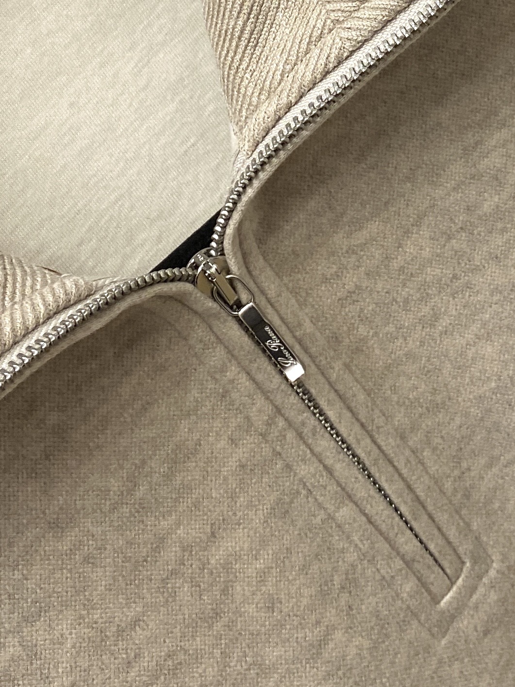 Loro Piana、2026新品卫衣，时尚帅气，简约百搭款，衣下精致刺绣字母logo，定制原版面料，不仅挺括，保持潮流