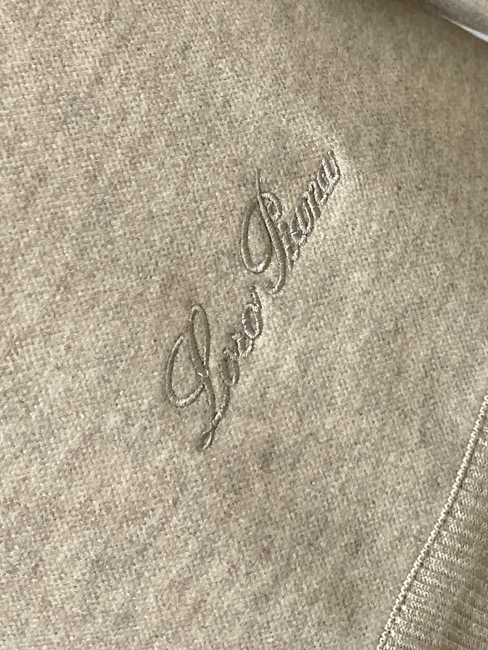 Loro Piana、2026新品卫衣，时尚帅气，简约百搭款，衣下精致刺绣字母logo，定制原版面料，不仅挺括，保持潮流