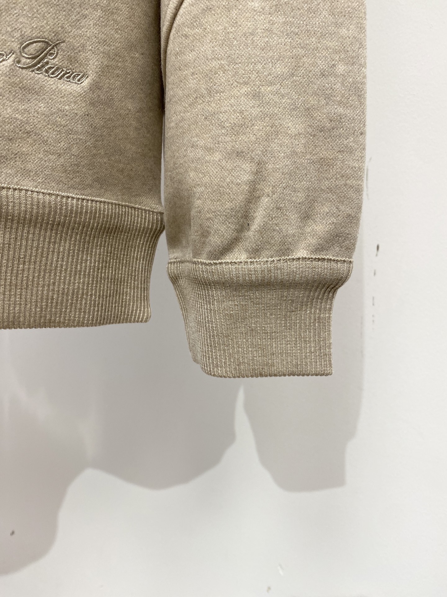 Loro Piana、2026新品卫衣，时尚帅气，简约百搭款，衣下精致刺绣字母logo，定制原版面料，不仅挺括，保持潮流