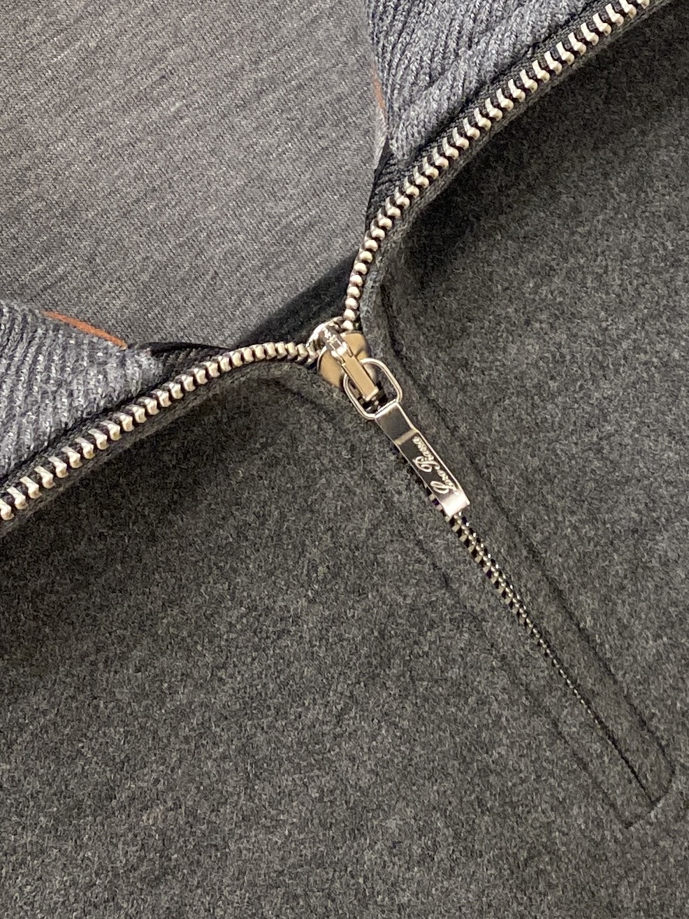 Loro Piana、2026新品卫衣，时尚帅气，简约百搭款，衣下精致刺绣字母logo，定制原版面料，不仅挺括，保持潮流