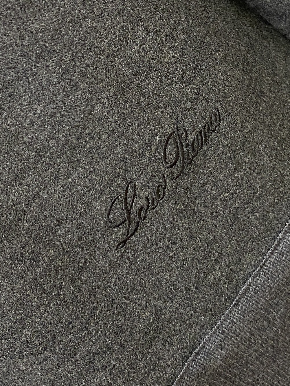 Loro Piana、2026新品卫衣，时尚帅气，简约百搭款，衣下精致刺绣字母logo，定制原版面料，不仅挺括，保持潮流