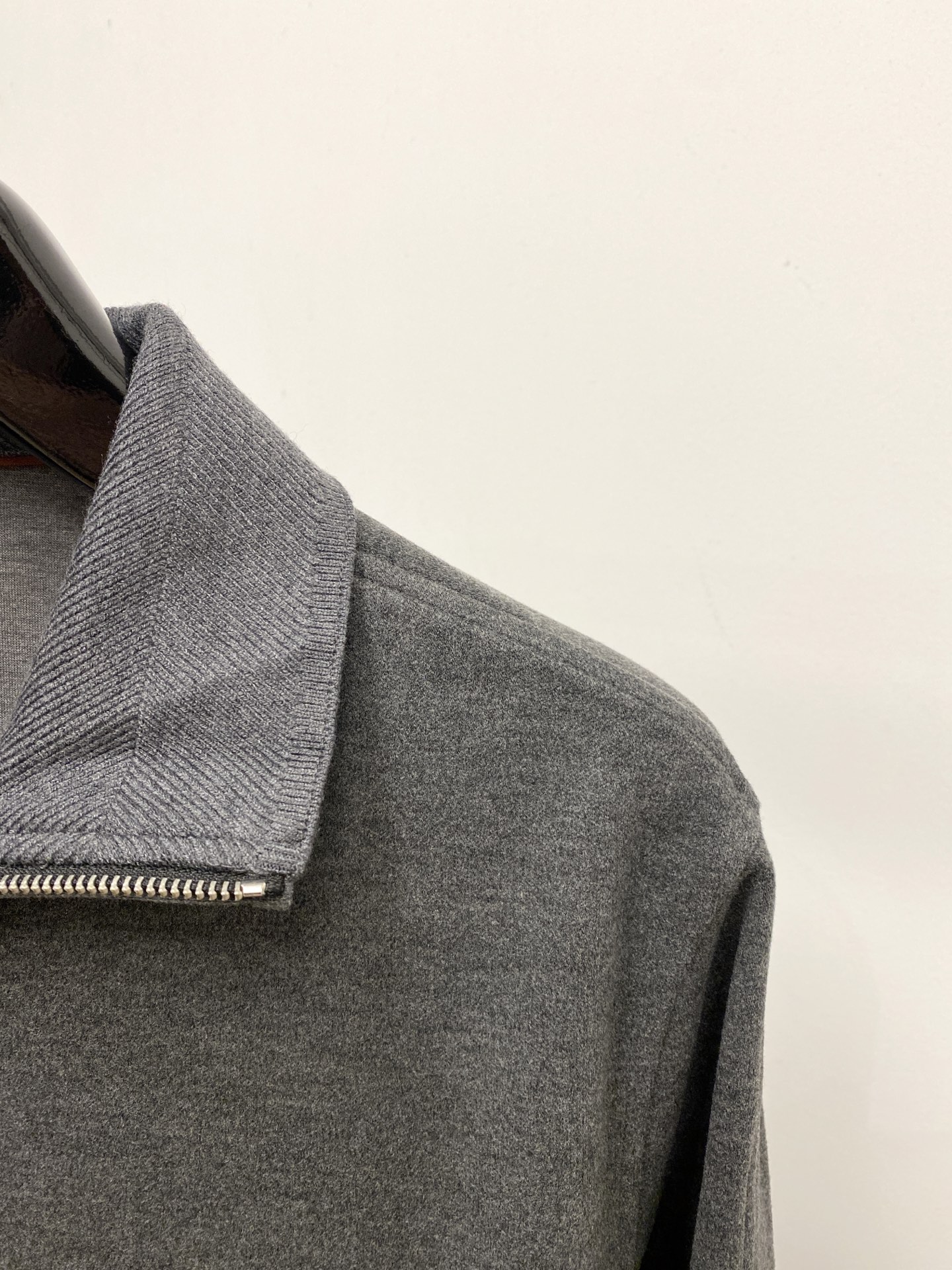 Loro Piana、2026新品卫衣，时尚帅气，简约百搭款，衣下精致刺绣字母logo，定制原版面料，不仅挺括，保持潮流