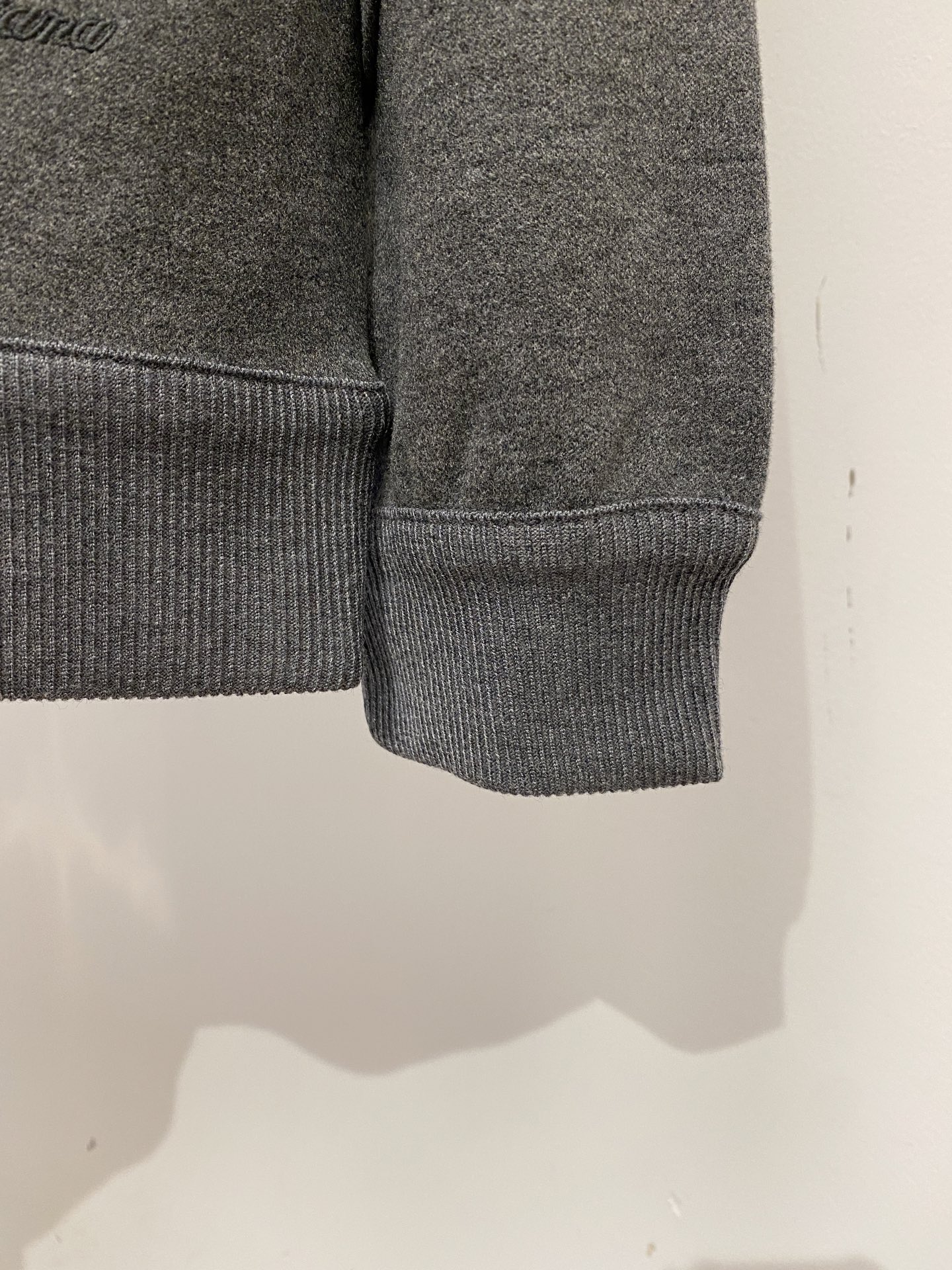 Loro Piana、2026新品卫衣，时尚帅气，简约百搭款，衣下精致刺绣字母logo，定制原版面料，不仅挺括，保持潮流