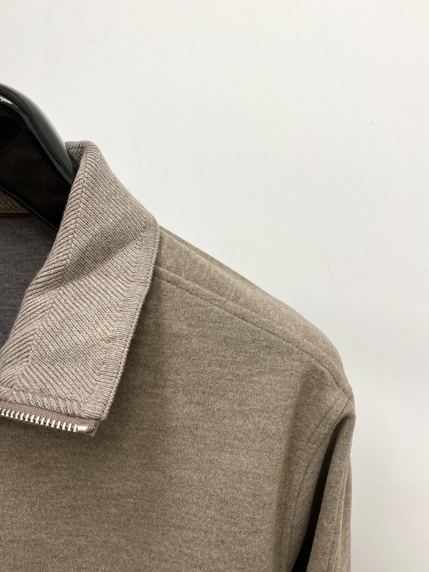 Loro Piana、2026新品卫衣，时尚帅气，简约百搭款，衣下精致刺绣字母logo，定制原版面料，不仅挺括，保持潮流