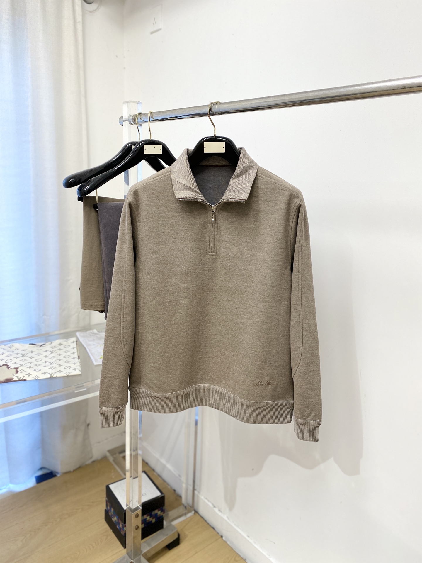 Loro Piana、2026新品卫衣,时尚帅气,简约百搭款,衣下精致刺绣字母logo,定制原版面料,不仅挺括,保持潮流 Loro Piana、2026新品卫衣,时尚帅气,简约百搭款,衣下精致刺绣字母logo,定制原版面料,不仅挺括,保持潮流