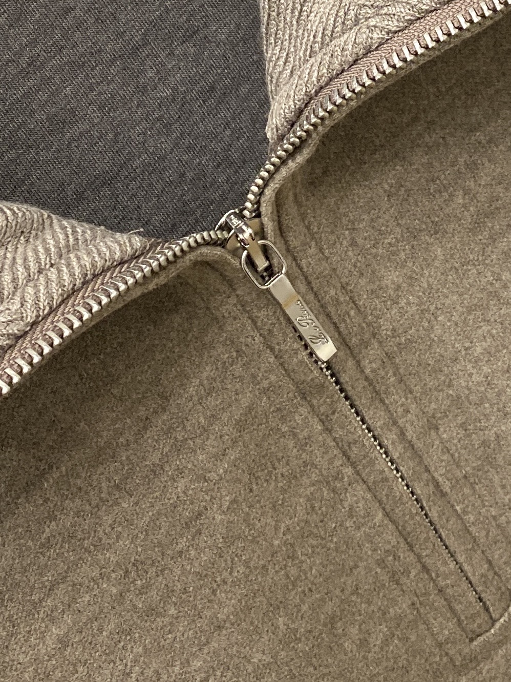 Loro Piana、2026新品卫衣，时尚帅气，简约百搭款，衣下精致刺绣字母logo，定制原版面料，不仅挺括，保持潮流