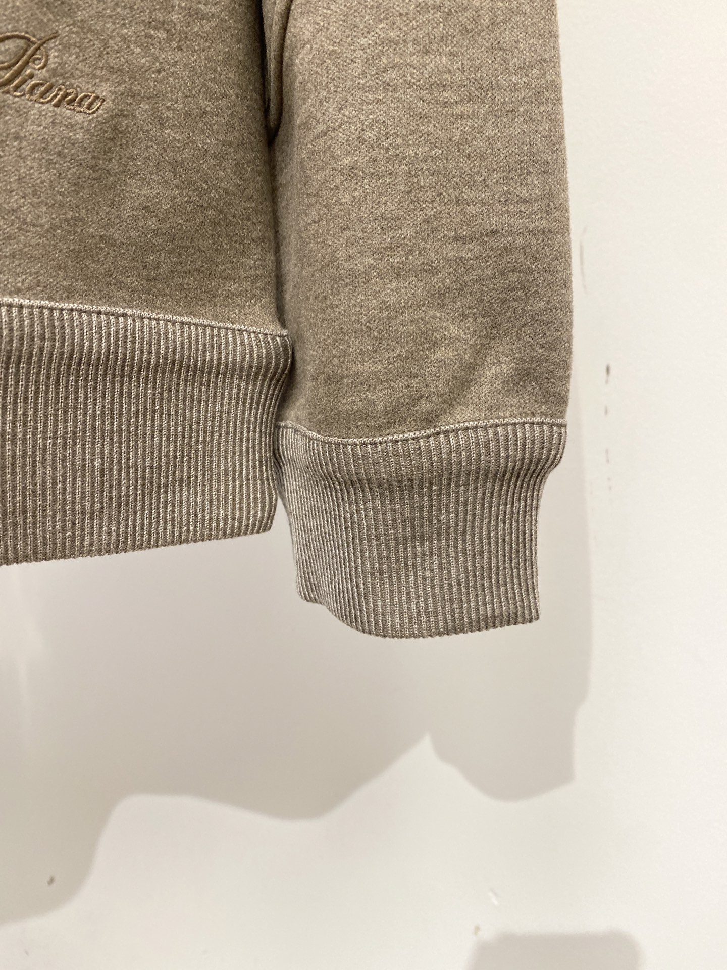 Loro Piana、2026新品卫衣，时尚帅气，简约百搭款，衣下精致刺绣字母logo，定制原版面料，不仅挺括，保持潮流