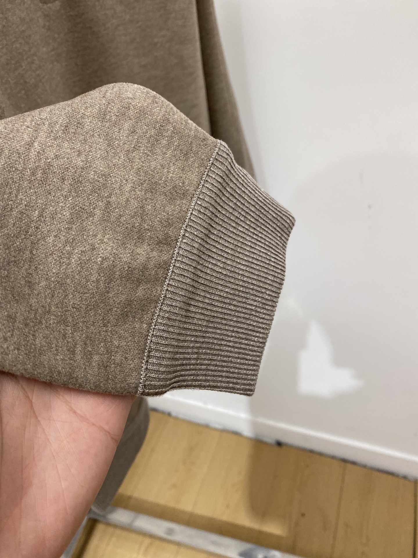 Loro Piana、2026新品卫衣，时尚帅气，简约百搭款，衣下精致刺绣字母logo，定制原版面料，不仅挺括，保持潮流
