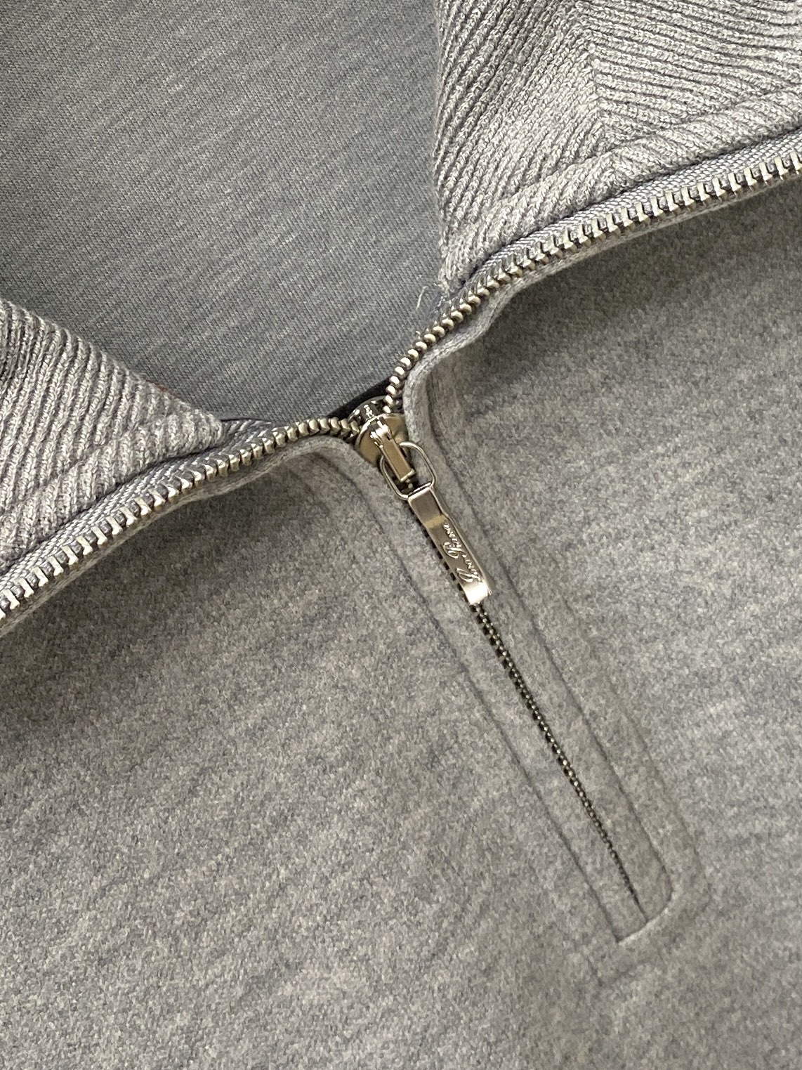 Loro Piana、2026新品卫衣，时尚帅气，简约百搭款，衣下精致刺绣字母logo，定制原版面料，不仅挺括，保持潮流