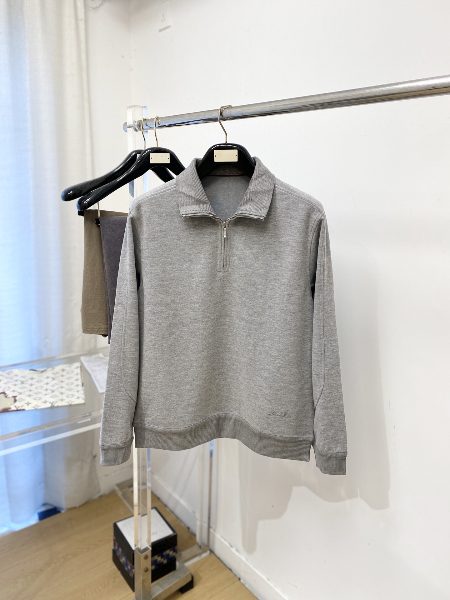 Loro Piana、2026新品卫衣,时尚帅气,简约百搭款,衣下精致刺绣字母logo,定制原版面料,不仅挺括,保持潮流 Loro Piana、2026新品卫衣,时尚帅气,简约百搭款,衣下精致刺绣字母logo,定制原版面料,不仅挺括,保持潮流