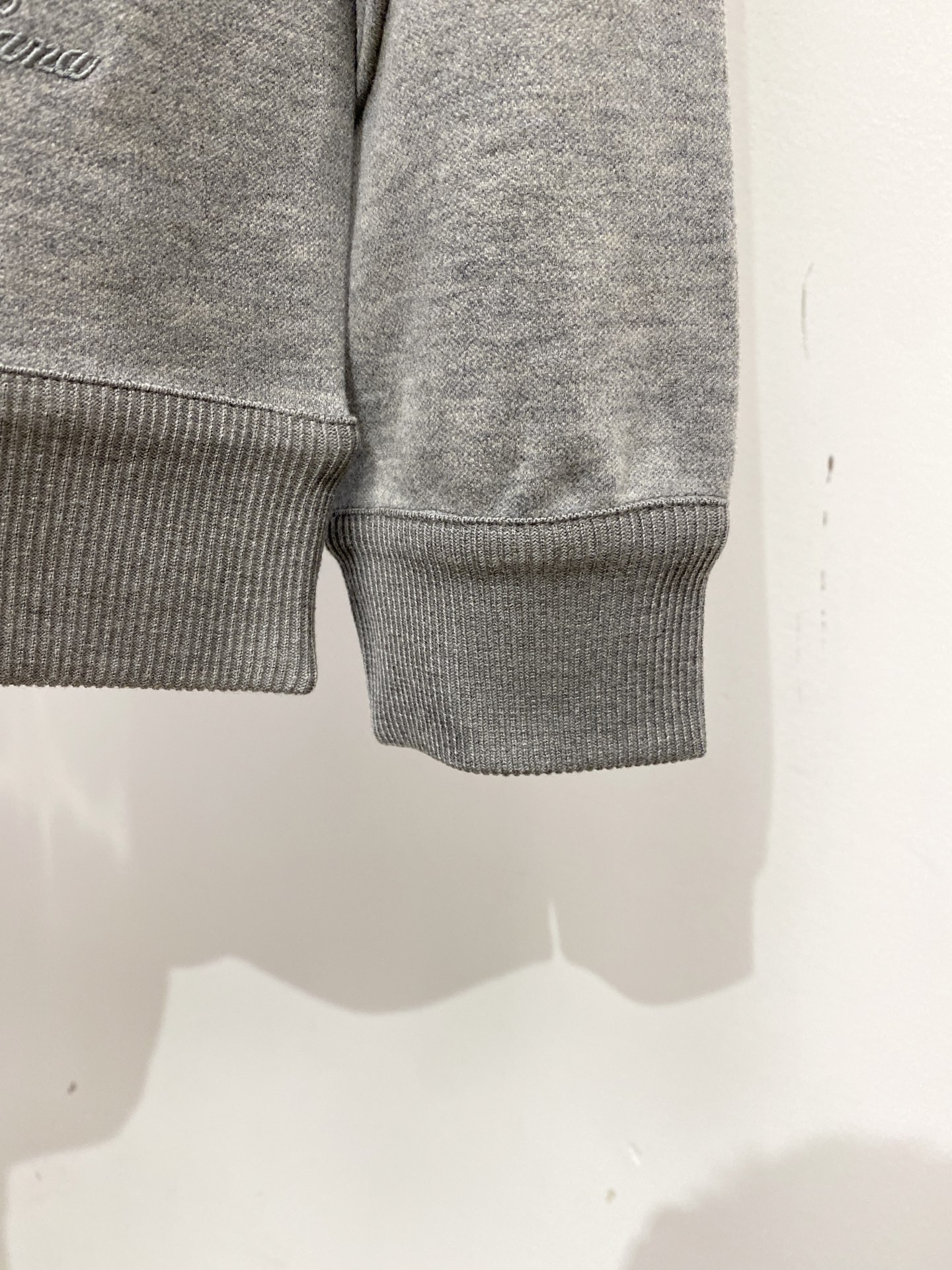 Loro Piana、2026新品卫衣，时尚帅气，简约百搭款，衣下精致刺绣字母logo，定制原版面料，不仅挺括，保持潮流
