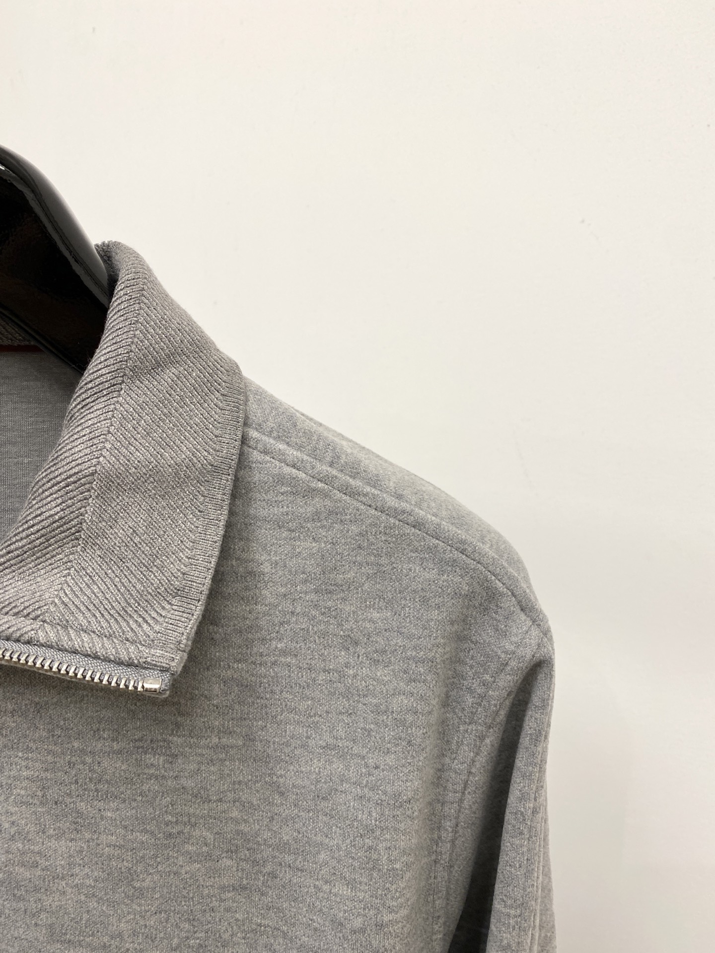 Loro Piana、2026新品卫衣，时尚帅气，简约百搭款，衣下精致刺绣字母logo，定制原版面料，不仅挺括，保持潮流