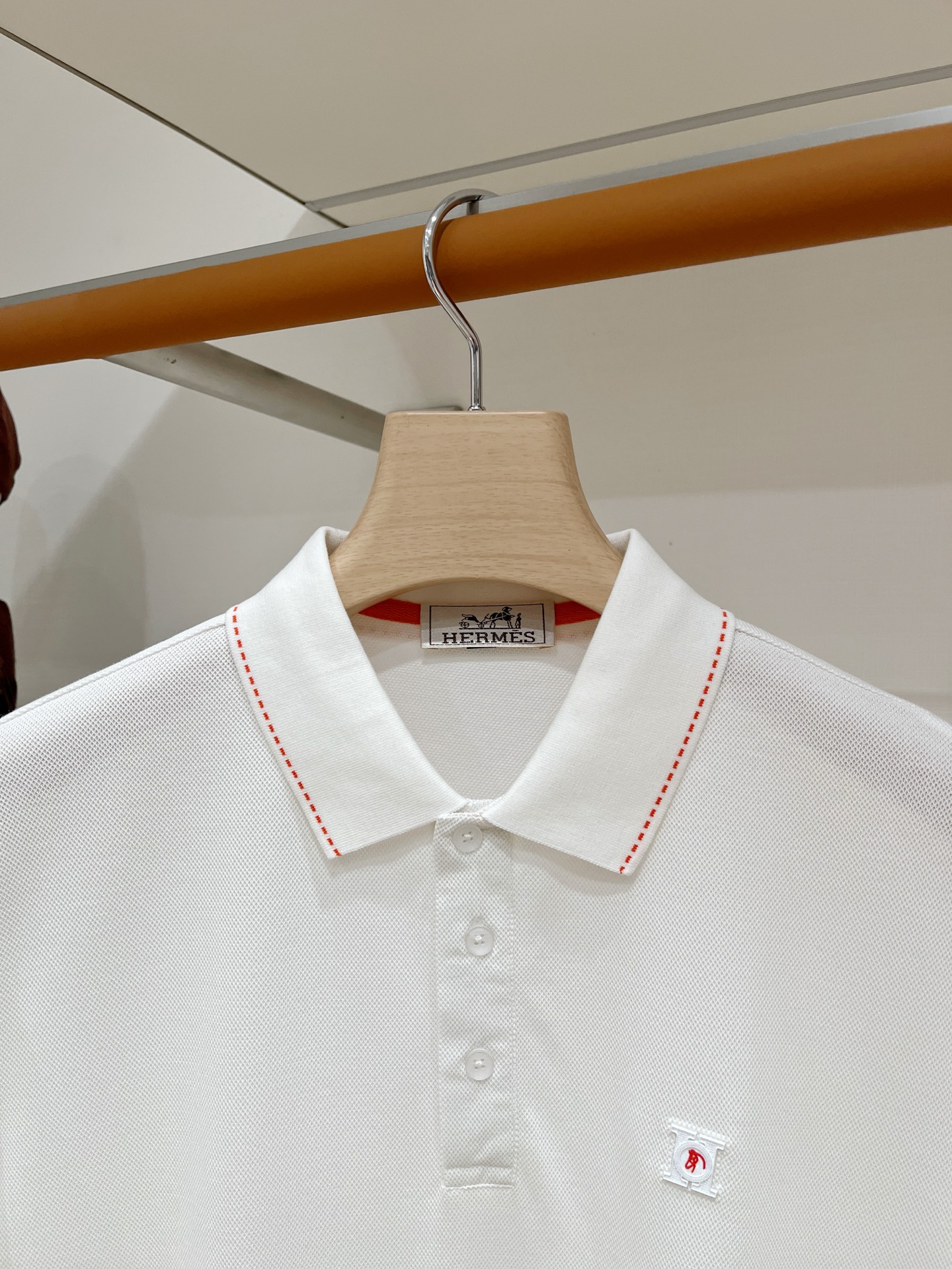 爱马仕、2026新品短袖T恤，帅气时尚，胸前顶级印胶字母logo，简约百搭款。面料棉 不仅挺括，保持潮流的廓形，又穿着舒