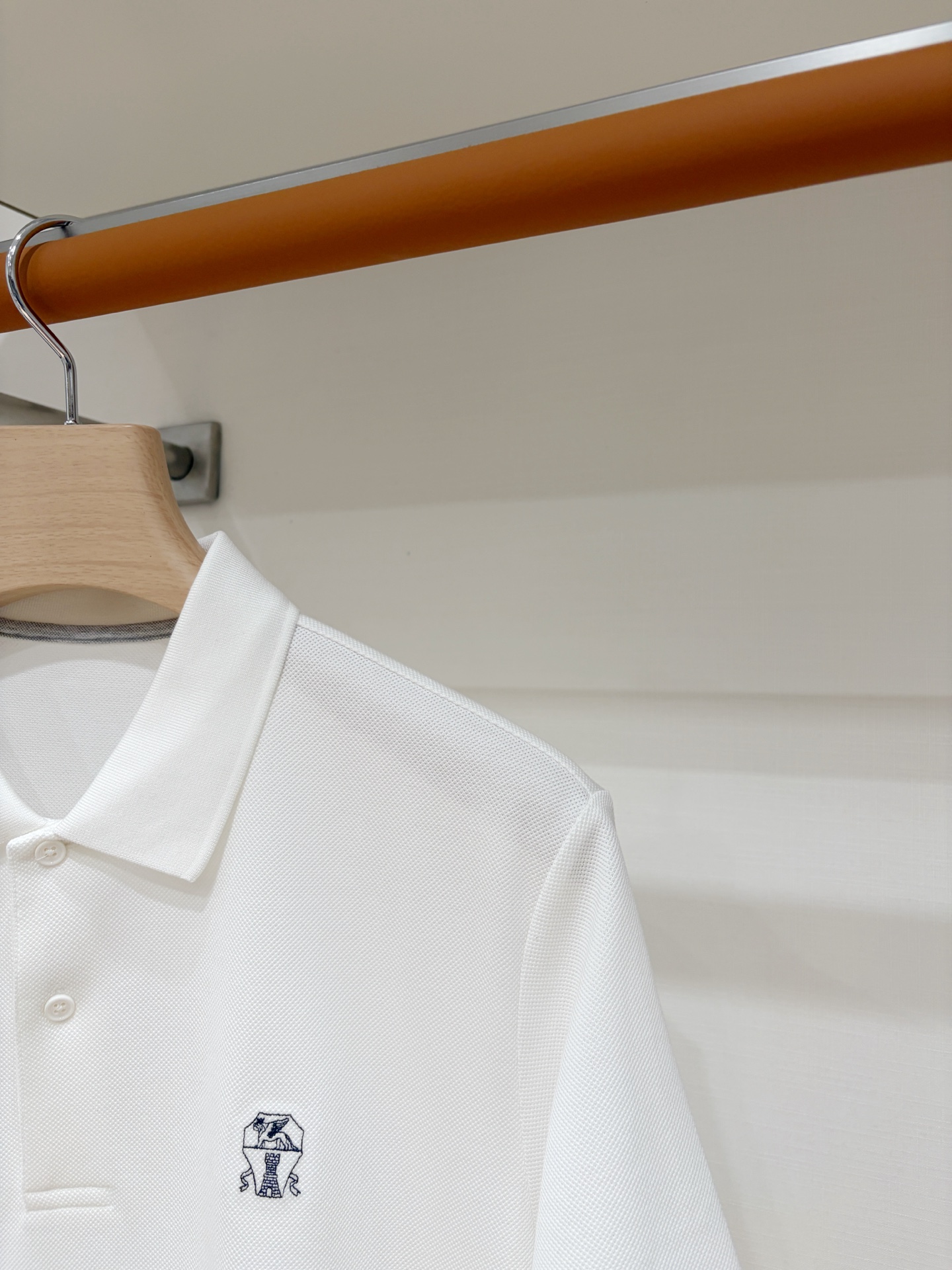 Brunello Cucinelli、2026新品短袖T恤，帅气时尚，胸前精致刺绣图案logo，简约百搭款。面料棉 不仅