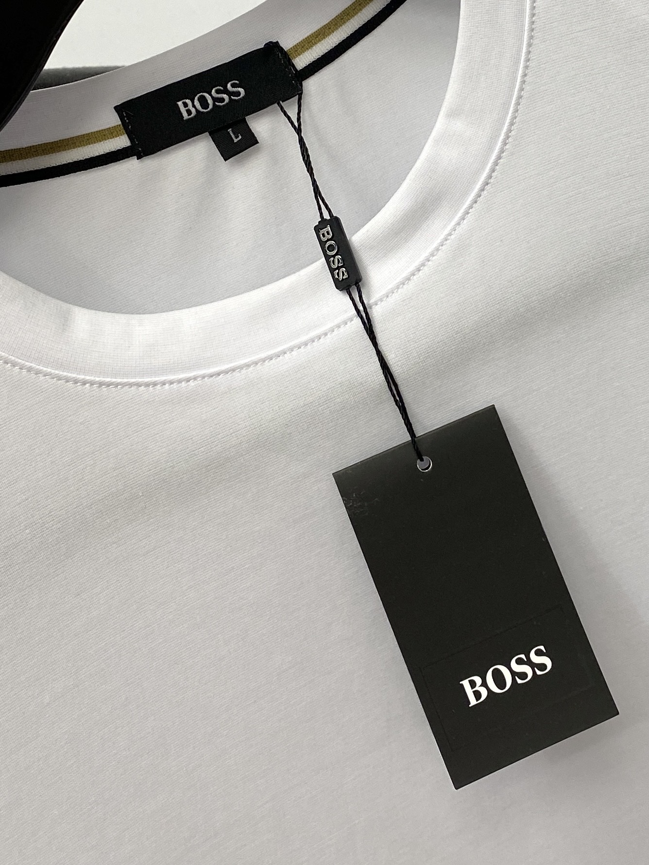BOSS、2026新品短袖T恤，帅气时尚，胸前顶级印胶字母logo，简约百搭款。面料棉 不仅挺括，保持潮流的廓形，又穿着