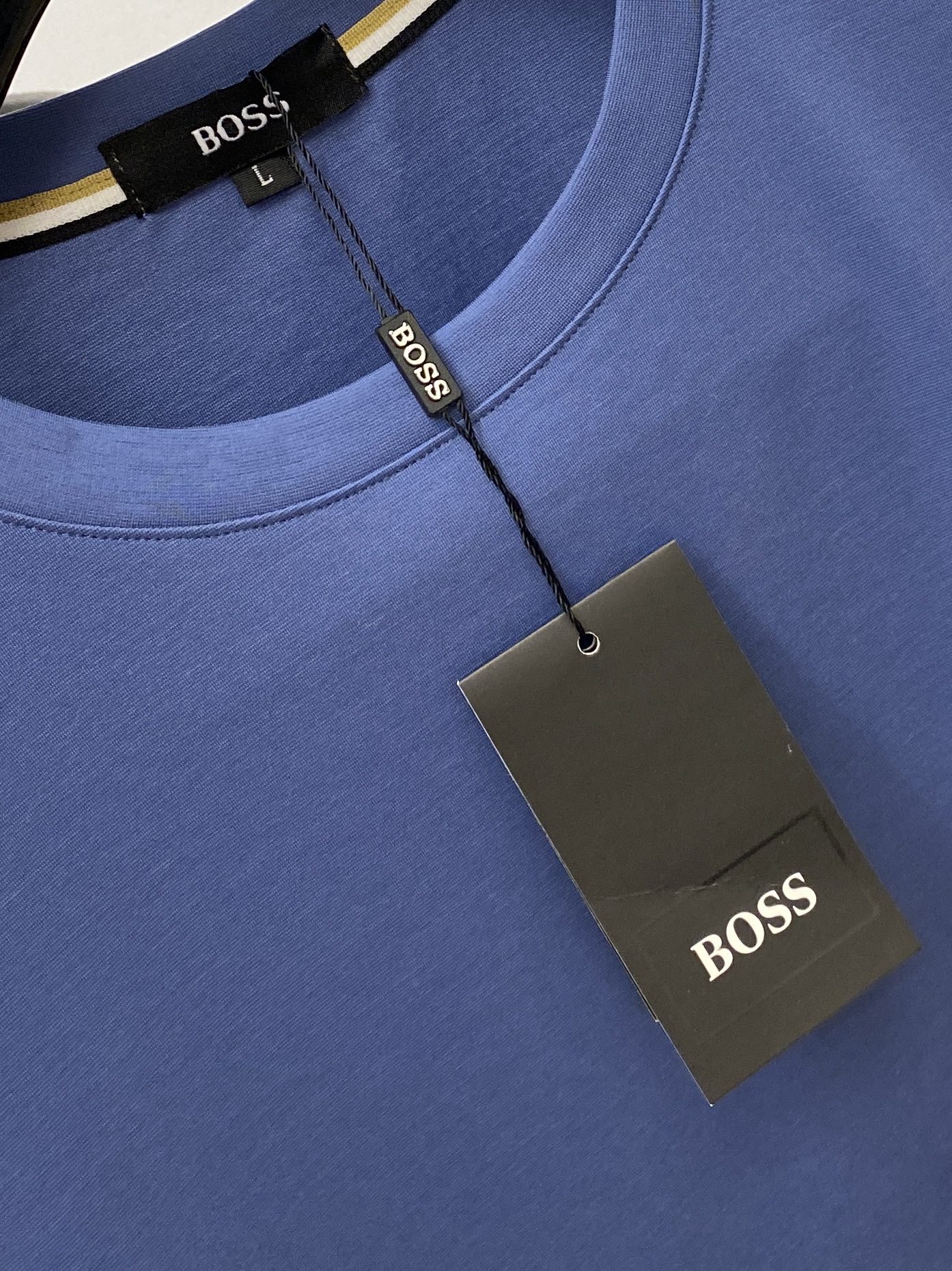 BOSS、2026新品短袖T恤，帅气时尚，胸前顶级印胶字母logo，简约百搭款。面料棉 不仅挺括，保持潮流的廓形，又穿着