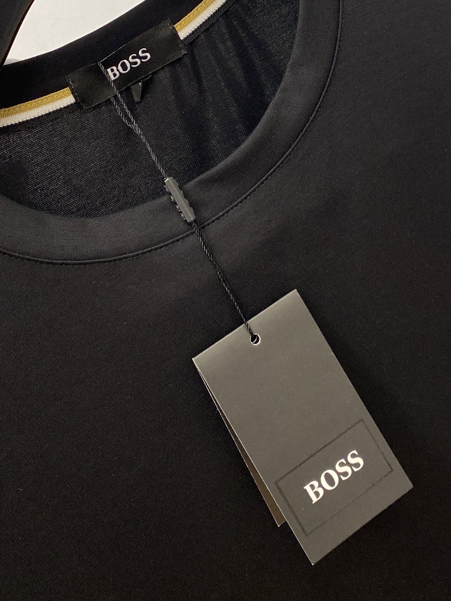 BOSS、2026新品短袖T恤，帅气时尚，胸前顶级印胶字母logo，简约百搭款。面料棉 不仅挺括，保持潮流的廓形，又穿着