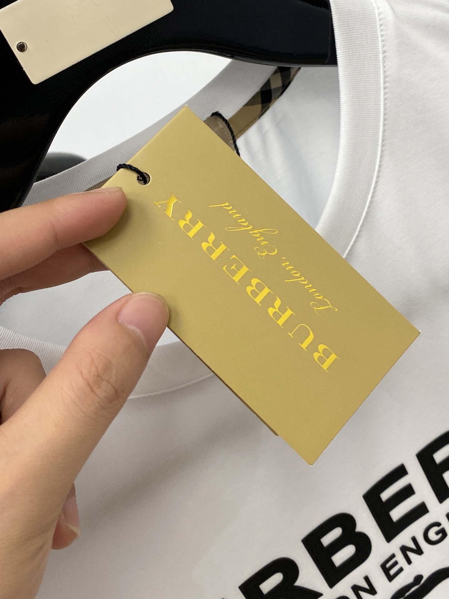 巴宝莉、2026新品短袖T恤，帅气时尚，胸前顶级印胶图案字母logo，简约百搭款。面料棉 不仅挺括，保持潮流的廓形，又穿
