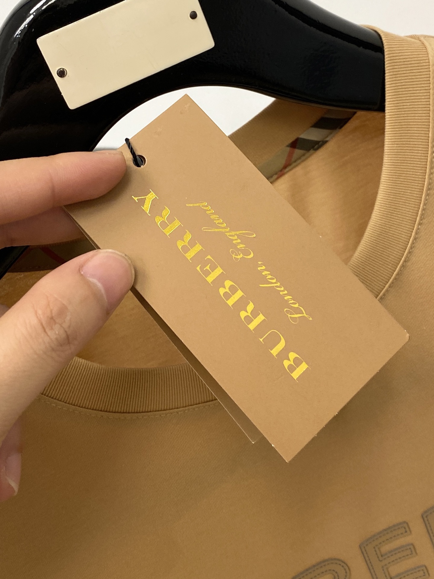 巴宝莉、2026新品短袖T恤，帅气时尚，胸前顶级印胶图案字母logo，简约百搭款。面料棉 不仅挺括，保持潮流的廓形，又穿