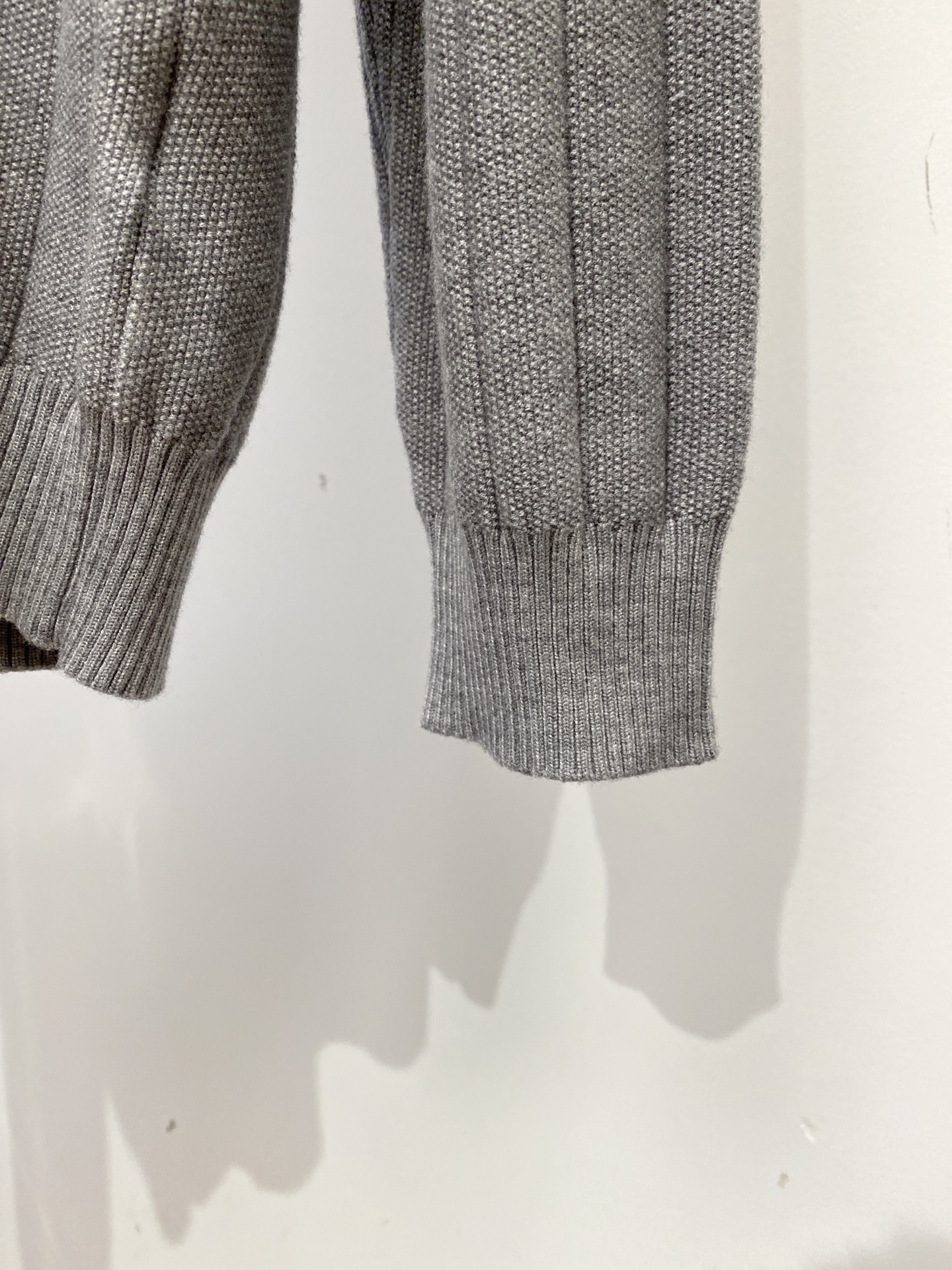 Loro piana、2026新品羊毛衣 具有手感细腻柔软，可直接与肌肤接触，让暖心的纱线变化出细腻的质感，顶级工艺极具