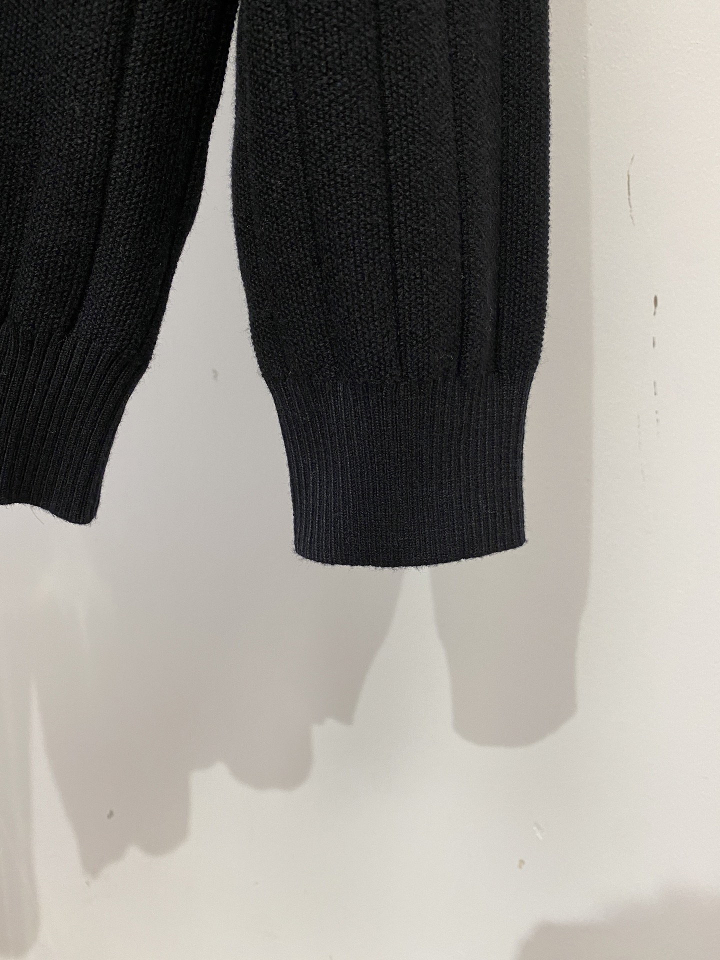 Loro piana、2026新品羊毛衣 具有手感细腻柔软，可直接与肌肤接触，让暖心的纱线变化出细腻的质感，顶级工艺极具