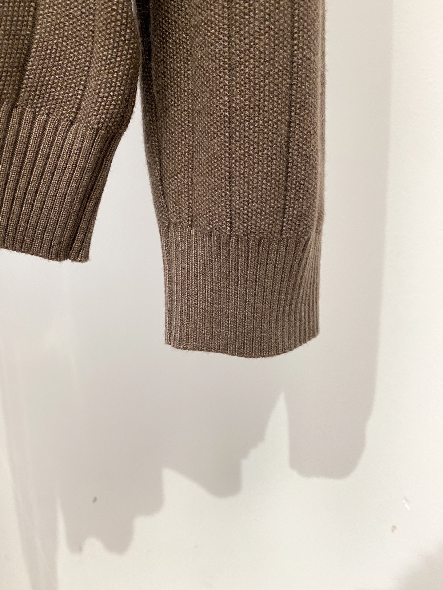 Loro piana、2026新品羊毛衣 具有手感细腻柔软，可直接与肌肤接触，让暖心的纱线变化出细腻的质感，顶级工艺极具