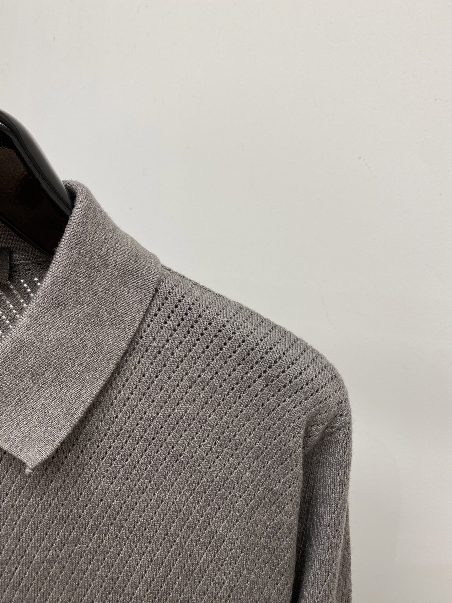 Loro piana、2026新品羊毛衣外套 具有手感细腻柔软，可直接与肌肤接触，让暖心的纱线变化出细腻的质感，顶级工艺
