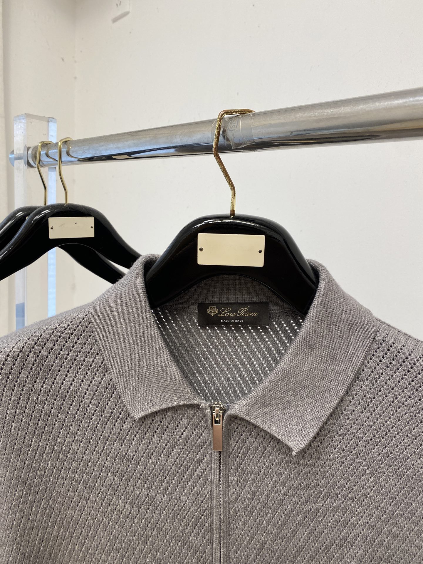 Loro piana、2026新品羊毛衣外套 具有手感细腻柔软，可直接与肌肤接触，让暖心的纱线变化出细腻的质感，顶级工艺
