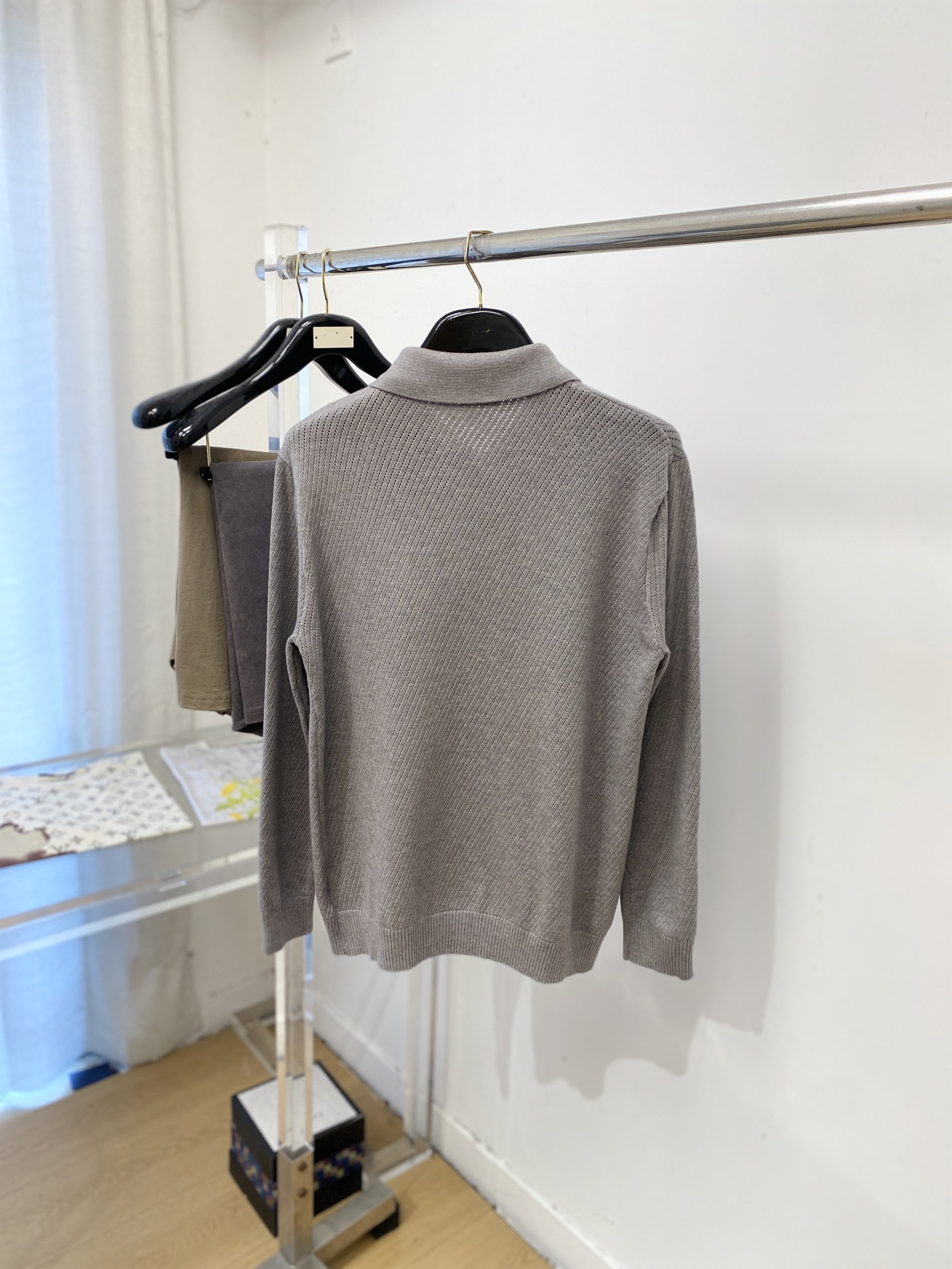 Loro piana、2026新品羊毛衣外套 具有手感细腻柔软，可直接与肌肤接触，让暖心的纱线变化出细腻的质感，顶级工艺