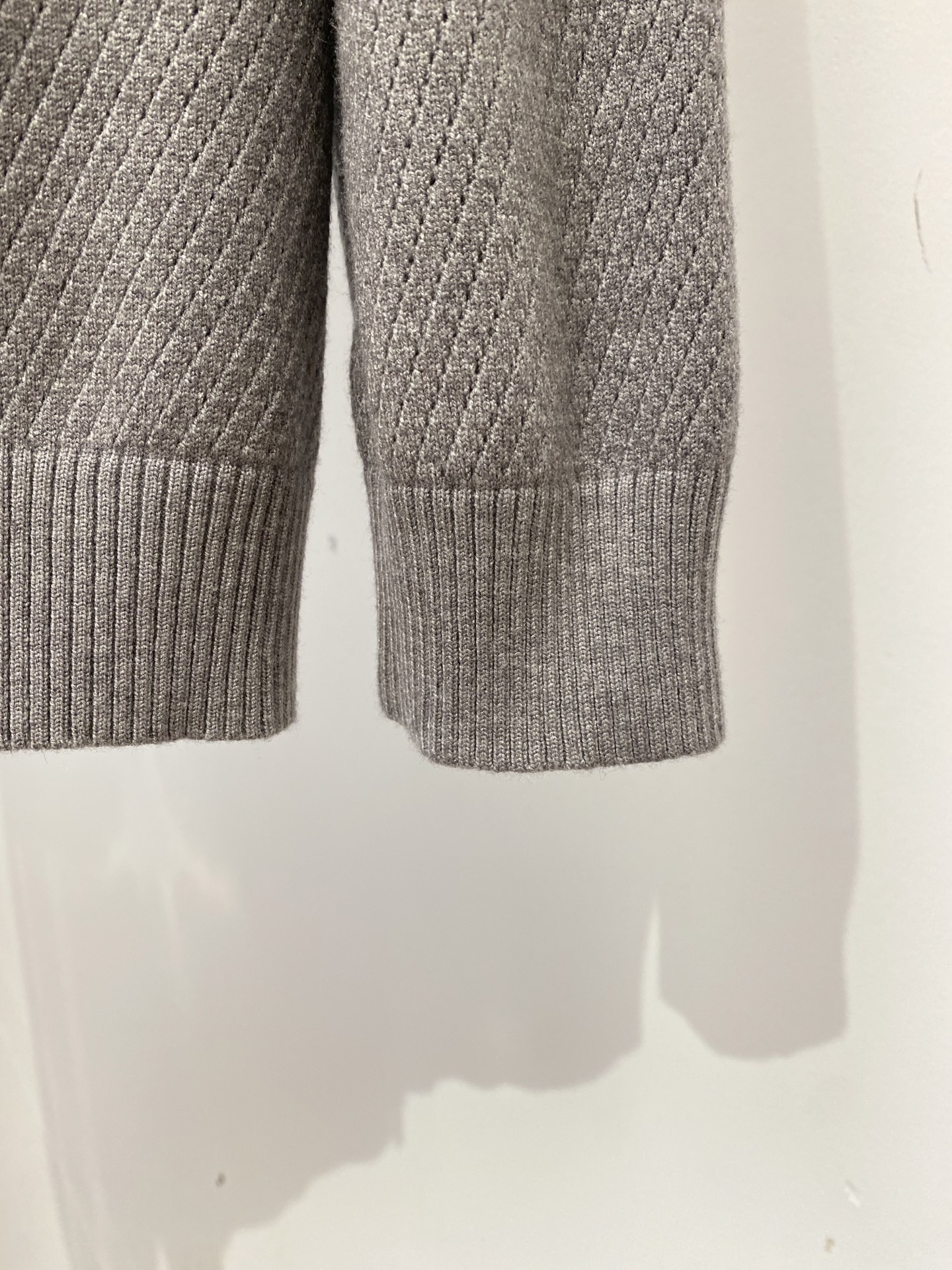 Loro piana、2026新品羊毛衣外套 具有手感细腻柔软，可直接与肌肤接触，让暖心的纱线变化出细腻的质感，顶级工艺