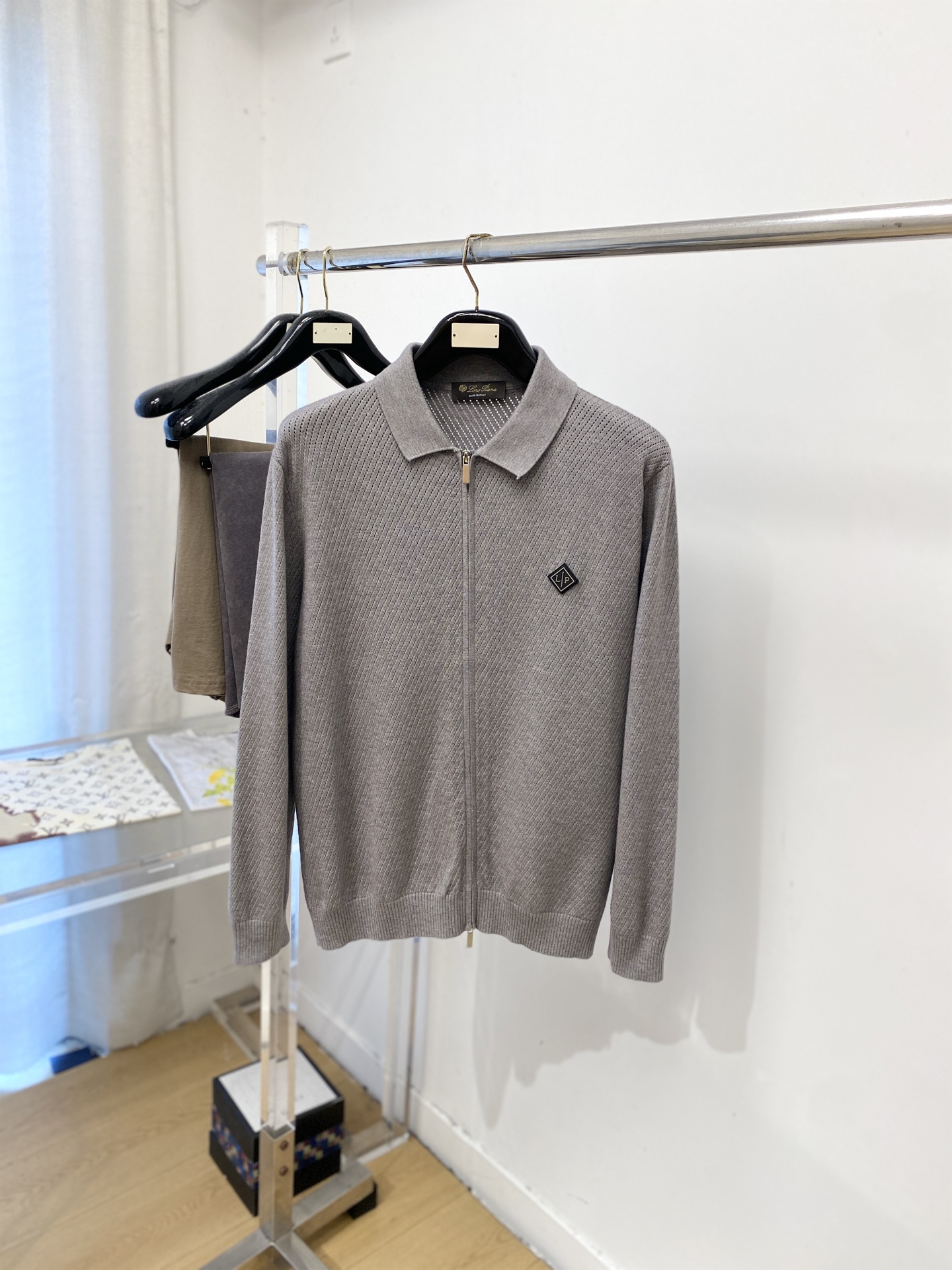 Loro piana、2026新品羊毛衣外套 具有手感细腻柔软，可直接与肌肤接触，让暖心的纱线变化出细腻的质感，顶级工艺