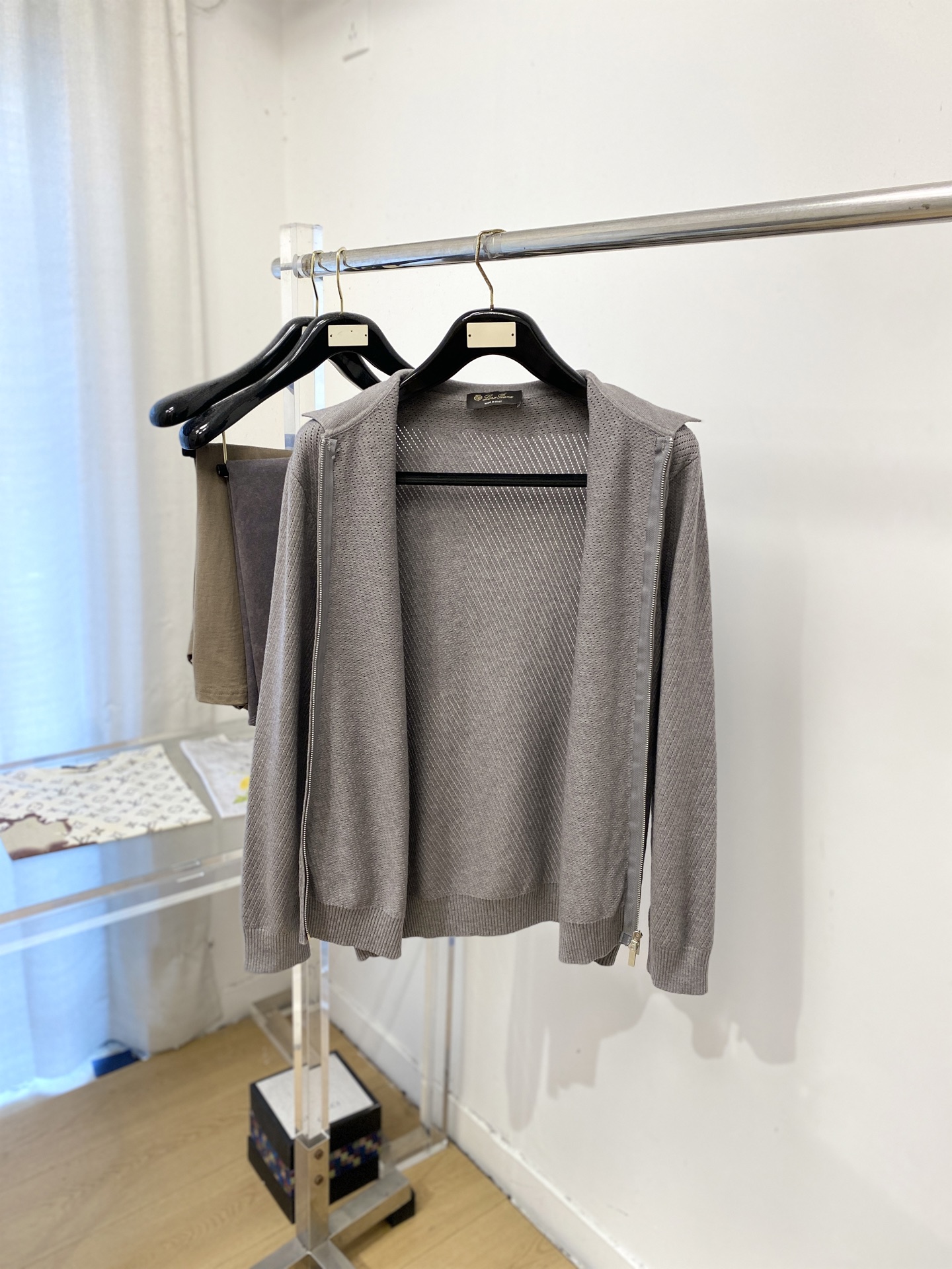 Loro piana、2026新品羊毛衣外套 具有手感细腻柔软，可直接与肌肤接触，让暖心的纱线变化出细腻的质感，顶级工艺