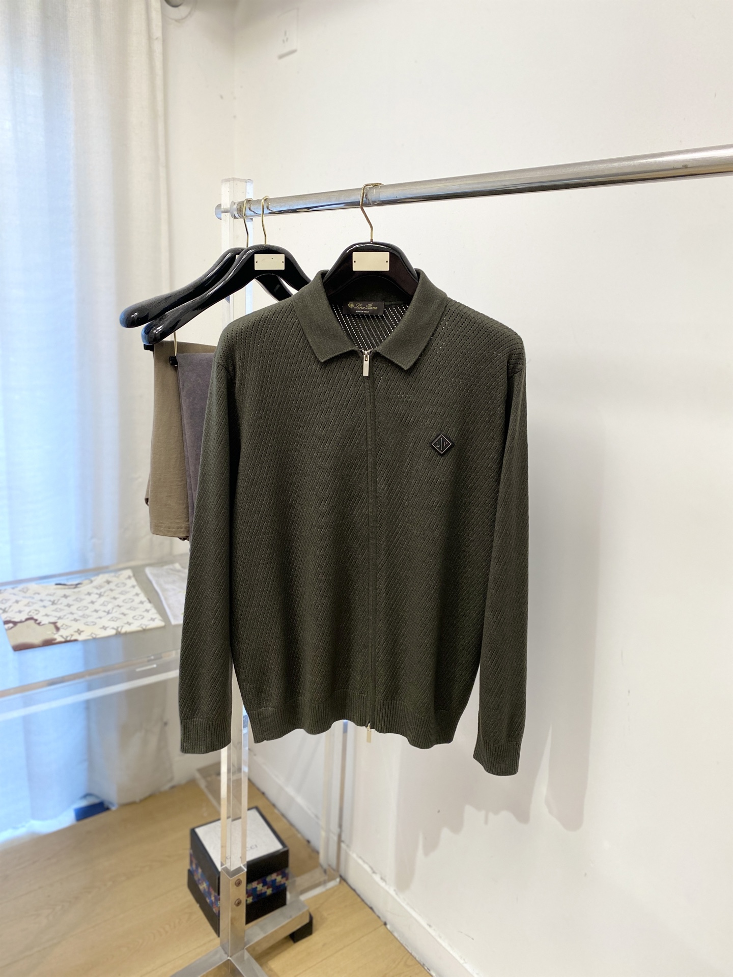 Loro piana、2026新品羊毛衣外套 具有手感细腻柔软，可直接与肌肤接触，让暖心的纱线变化出细腻的质感，顶级工艺