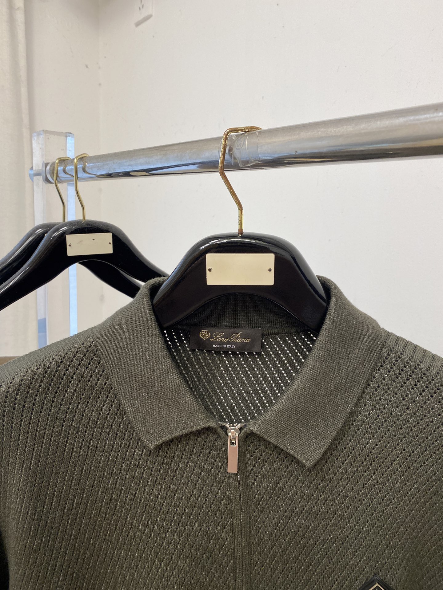 Loro piana、2026新品羊毛衣外套 具有手感细腻柔软，可直接与肌肤接触，让暖心的纱线变化出细腻的质感，顶级工艺