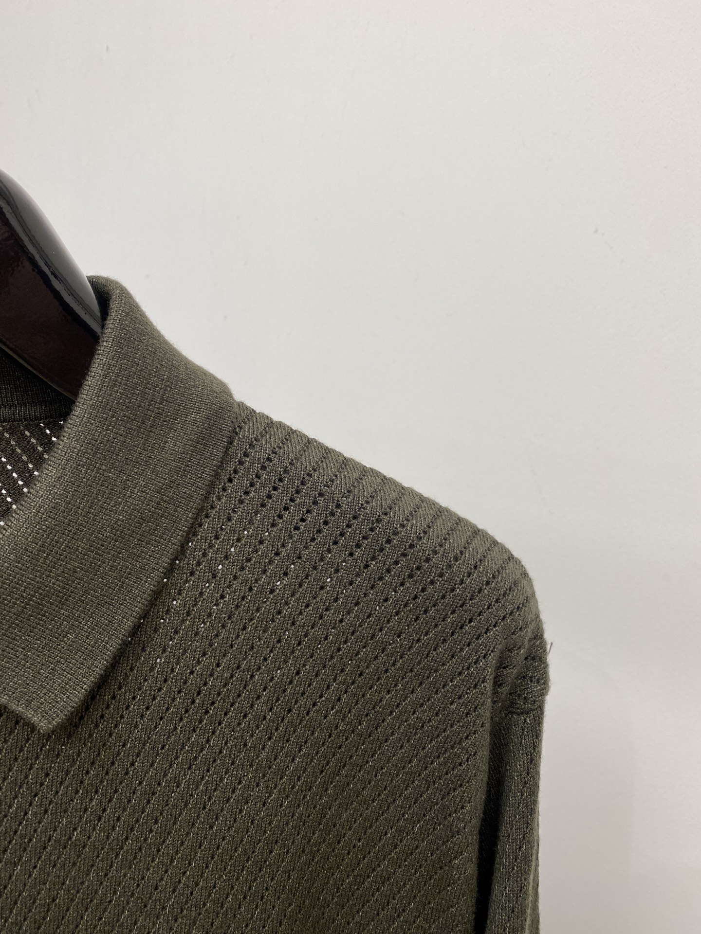 Loro piana、2026新品羊毛衣外套 具有手感细腻柔软，可直接与肌肤接触，让暖心的纱线变化出细腻的质感，顶级工艺