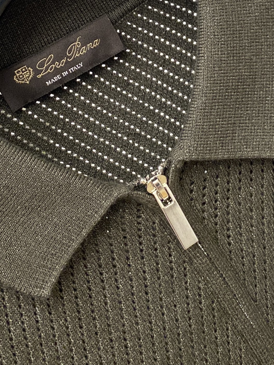 Loro piana、2026新品羊毛衣外套 具有手感细腻柔软，可直接与肌肤接触，让暖心的纱线变化出细腻的质感，顶级工艺