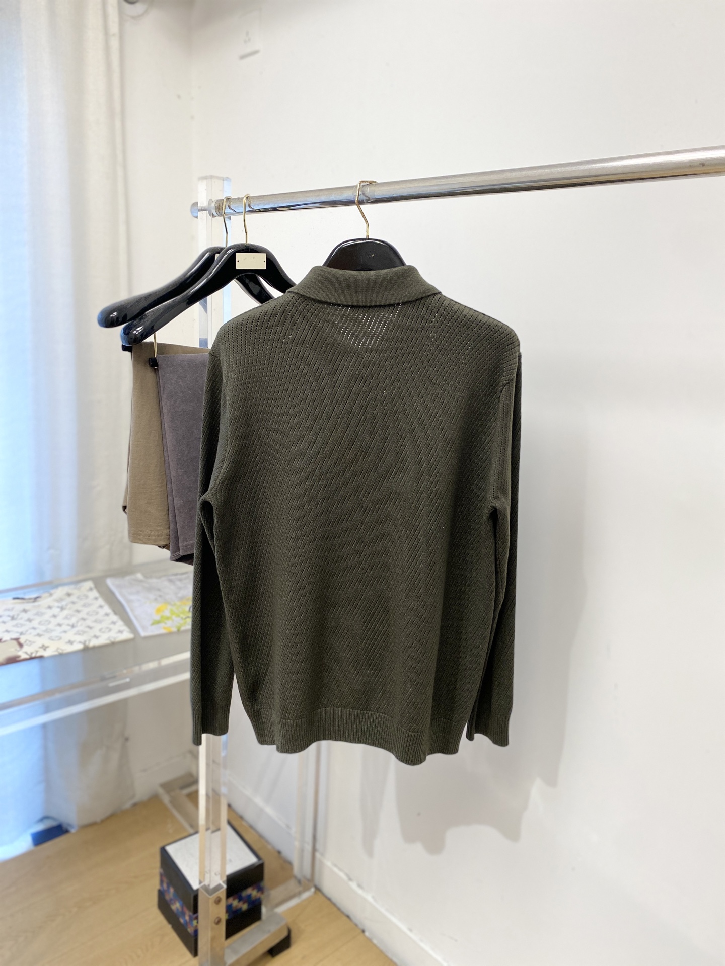 Loro piana、2026新品羊毛衣外套 具有手感细腻柔软，可直接与肌肤接触，让暖心的纱线变化出细腻的质感，顶级工艺