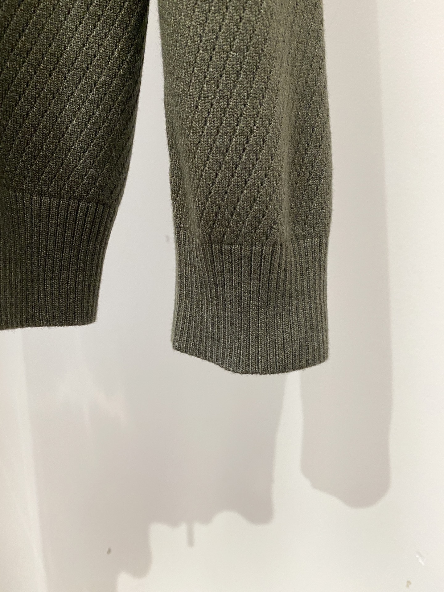 Loro piana、2026新品羊毛衣外套 具有手感细腻柔软，可直接与肌肤接触，让暖心的纱线变化出细腻的质感，顶级工艺