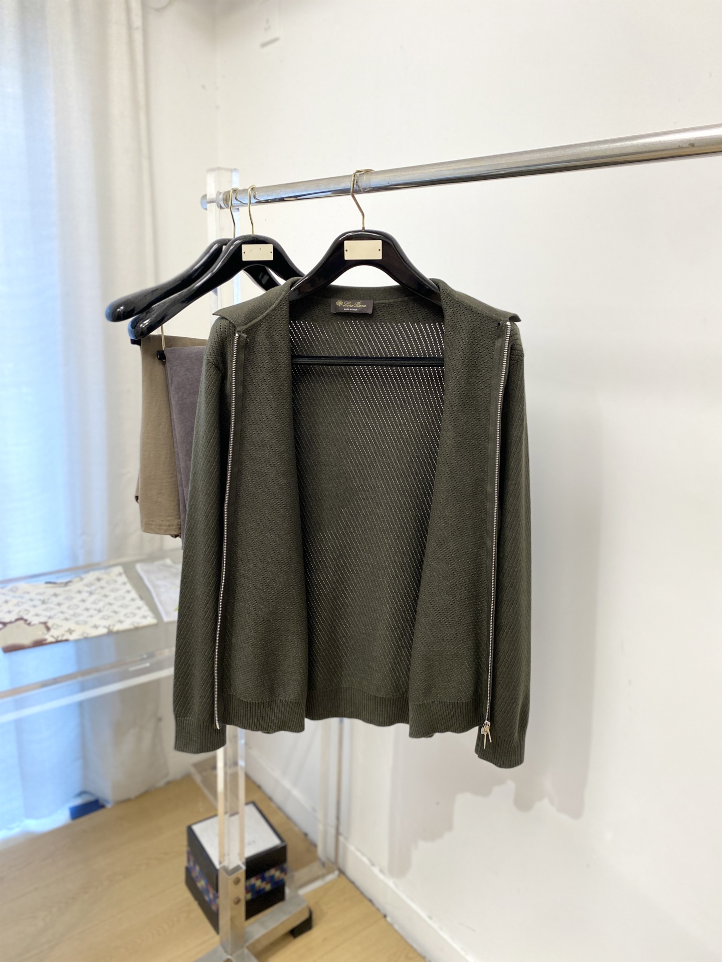 Loro piana、2026新品羊毛衣外套 具有手感细腻柔软，可直接与肌肤接触，让暖心的纱线变化出细腻的质感，顶级工艺