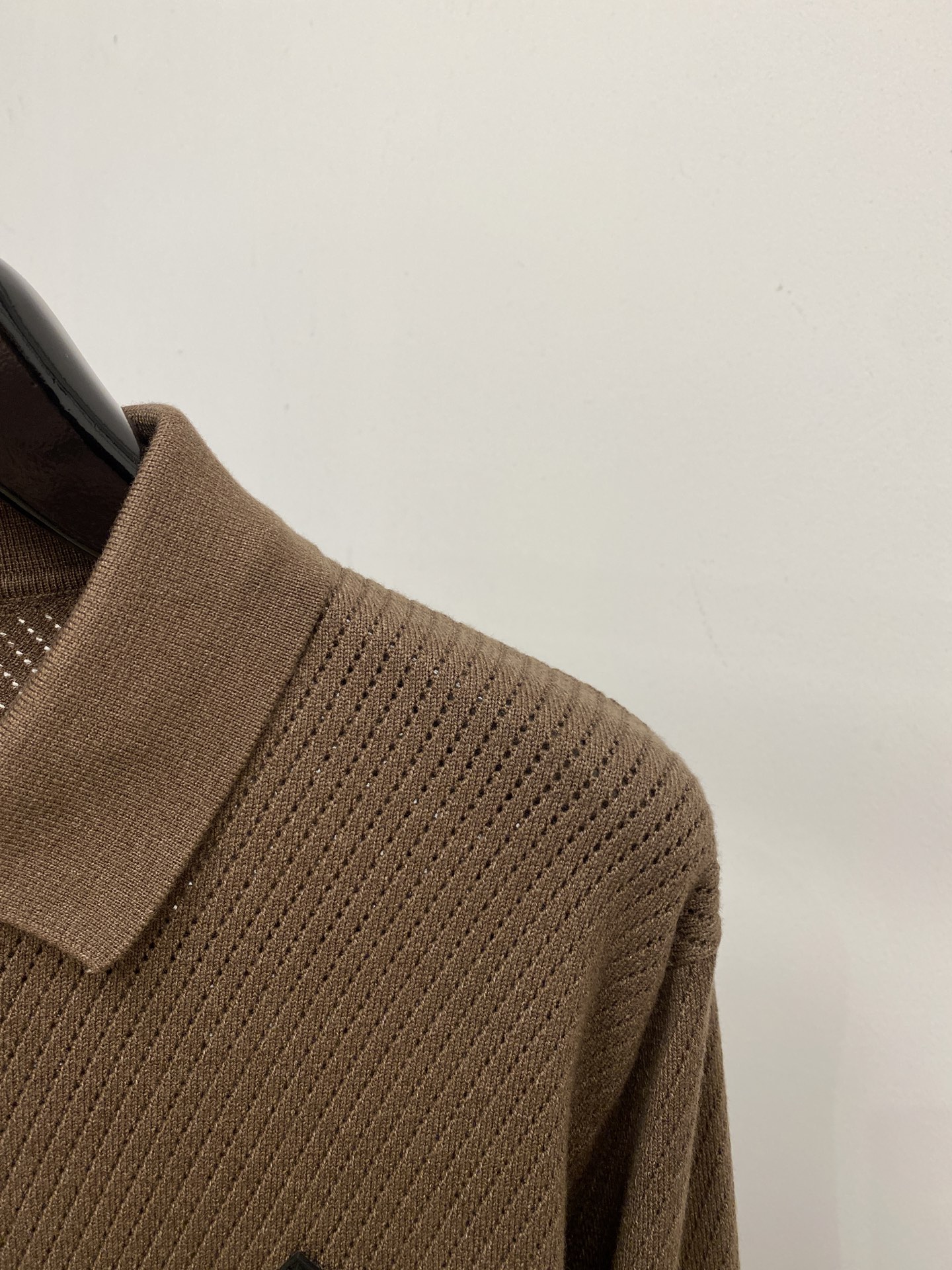Loro piana、2026新品羊毛衣外套 具有手感细腻柔软，可直接与肌肤接触，让暖心的纱线变化出细腻的质感，顶级工艺