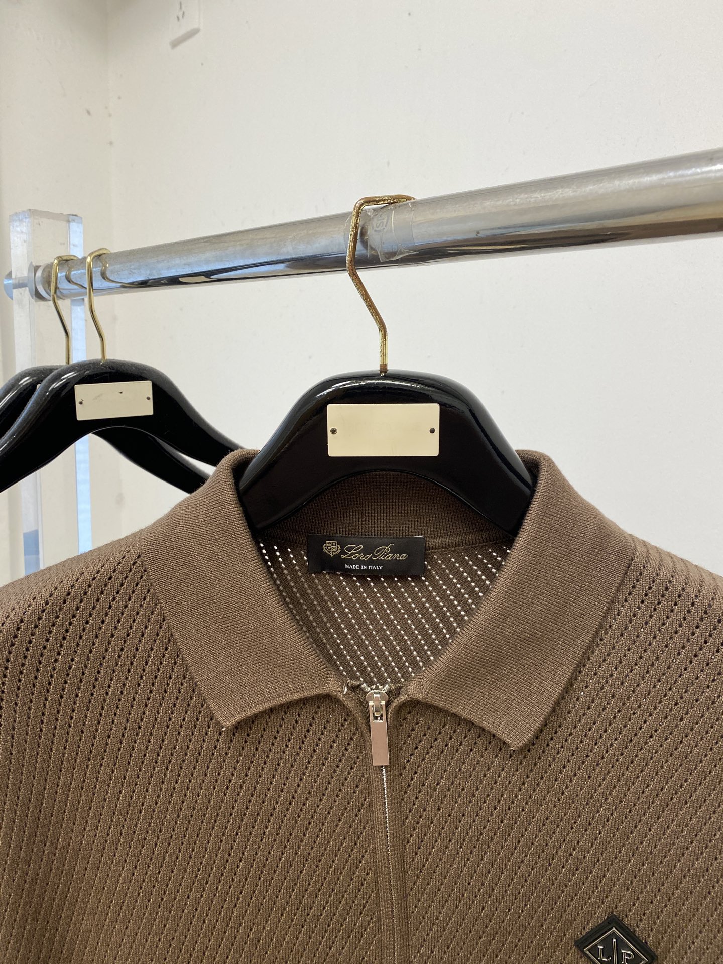 Loro piana、2026新品羊毛衣外套 具有手感细腻柔软，可直接与肌肤接触，让暖心的纱线变化出细腻的质感，顶级工艺