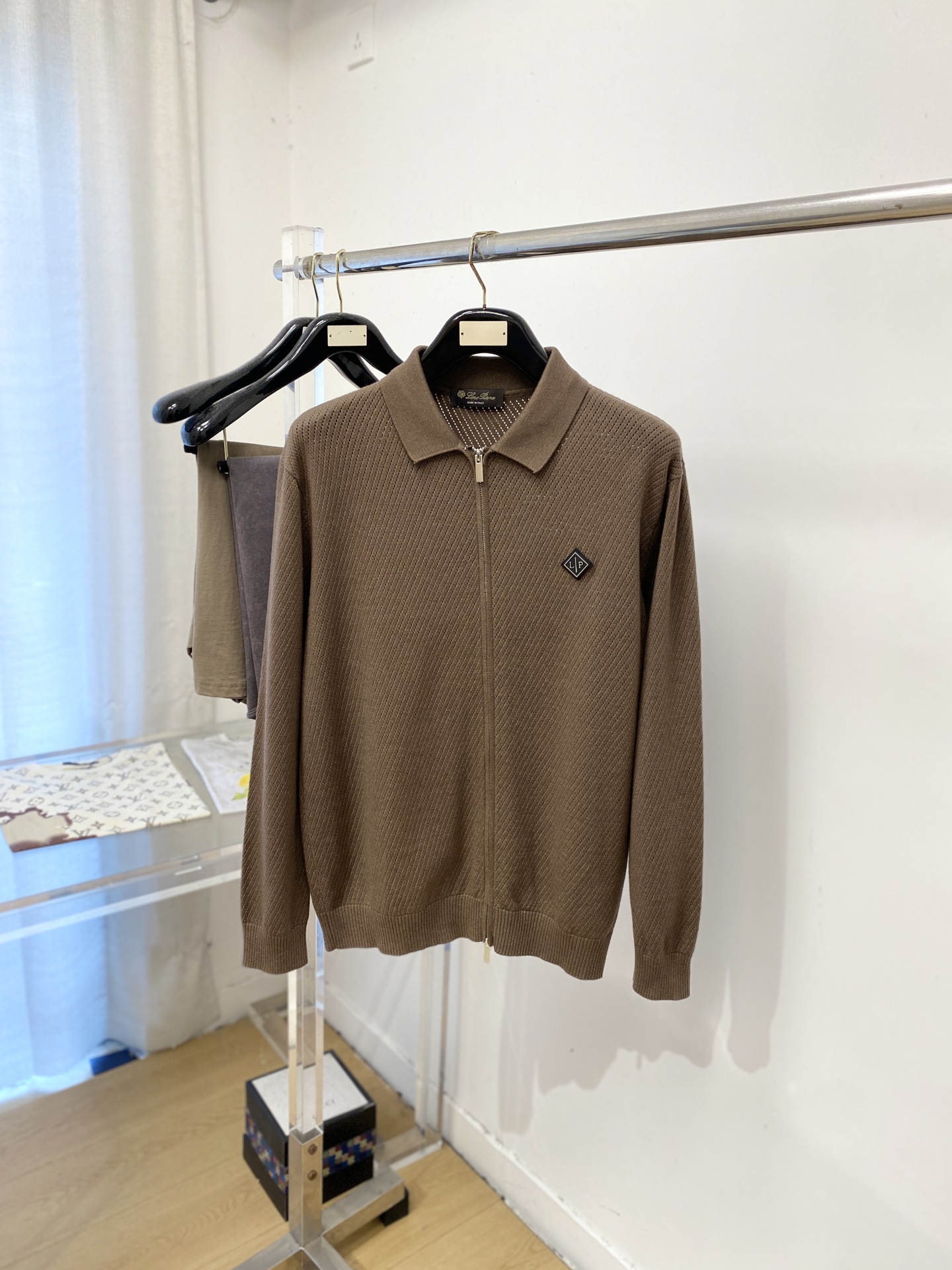 Loro piana、2026新品羊毛衣外套 具有手感细腻柔软，可直接与肌肤接触，让暖心的纱线变化出细腻的质感，顶级工艺